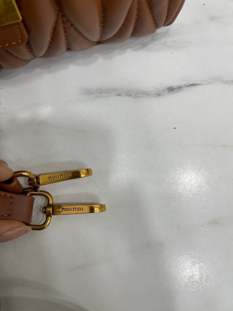 MIU MIU Matelesse Leather Crossbody bag กระเป๋าถือทรงมินิโท้ท พร้อมหูจับใช้งานง่าย และสายสะพายสุดชิค ปรับใช้ได้ตามสไตล์ความชอบได้เลย ดีไซน์เพิ่มดีเทล ด้วยการเดินด้ายเป็นเอกลักษณ์