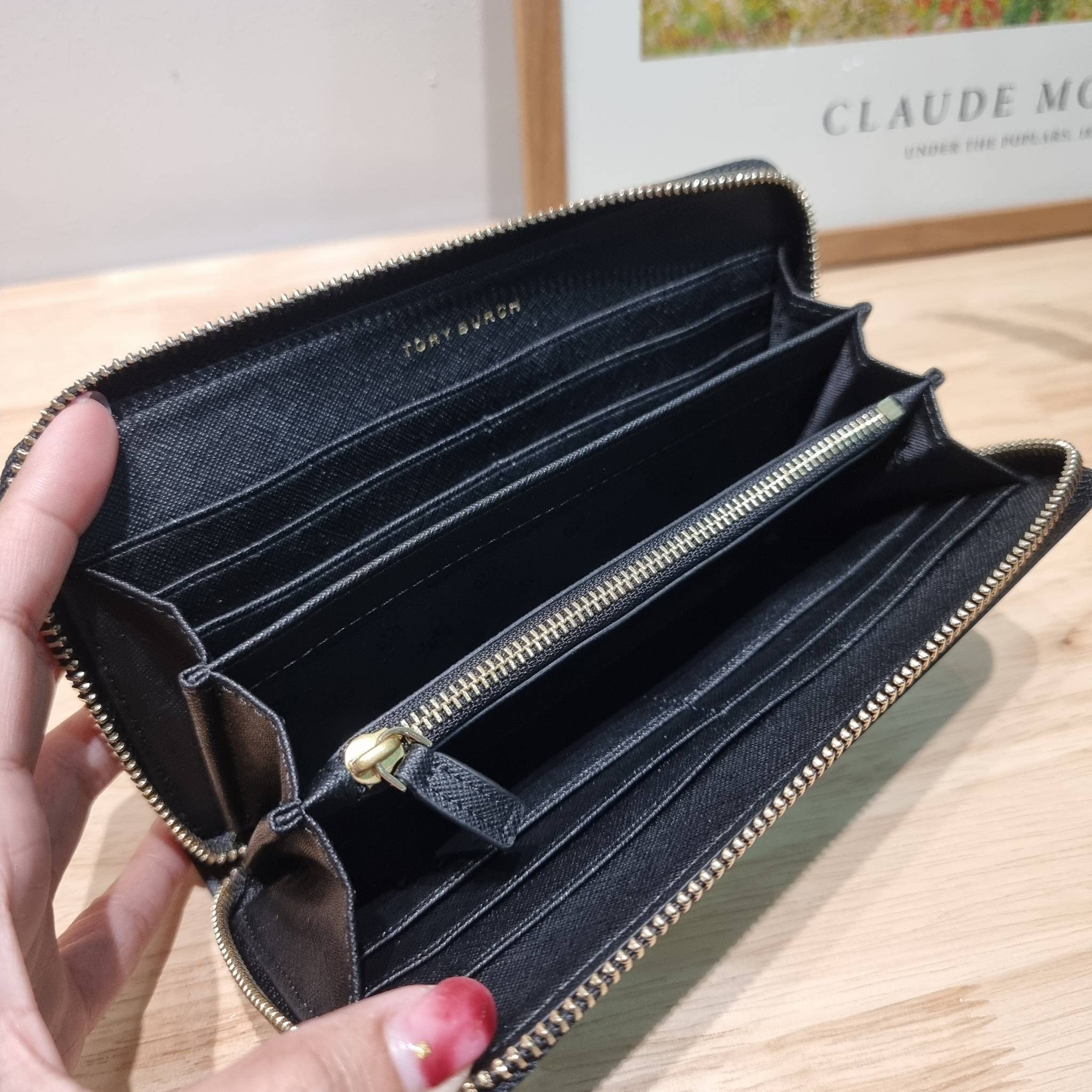 TORY BURCH ROBINSON MULTI GUSSET ZIP CONTINENTAL WALLET รุ่นหายาก พร้อมสีน่ารักน่าใช้ ต้อนรับเดือนแห่งความรัก!! กับกระเป๋าสตางค์ใบยาว ขนาดกำลังพอเหมาะ ดีไซน์เรียบหรู