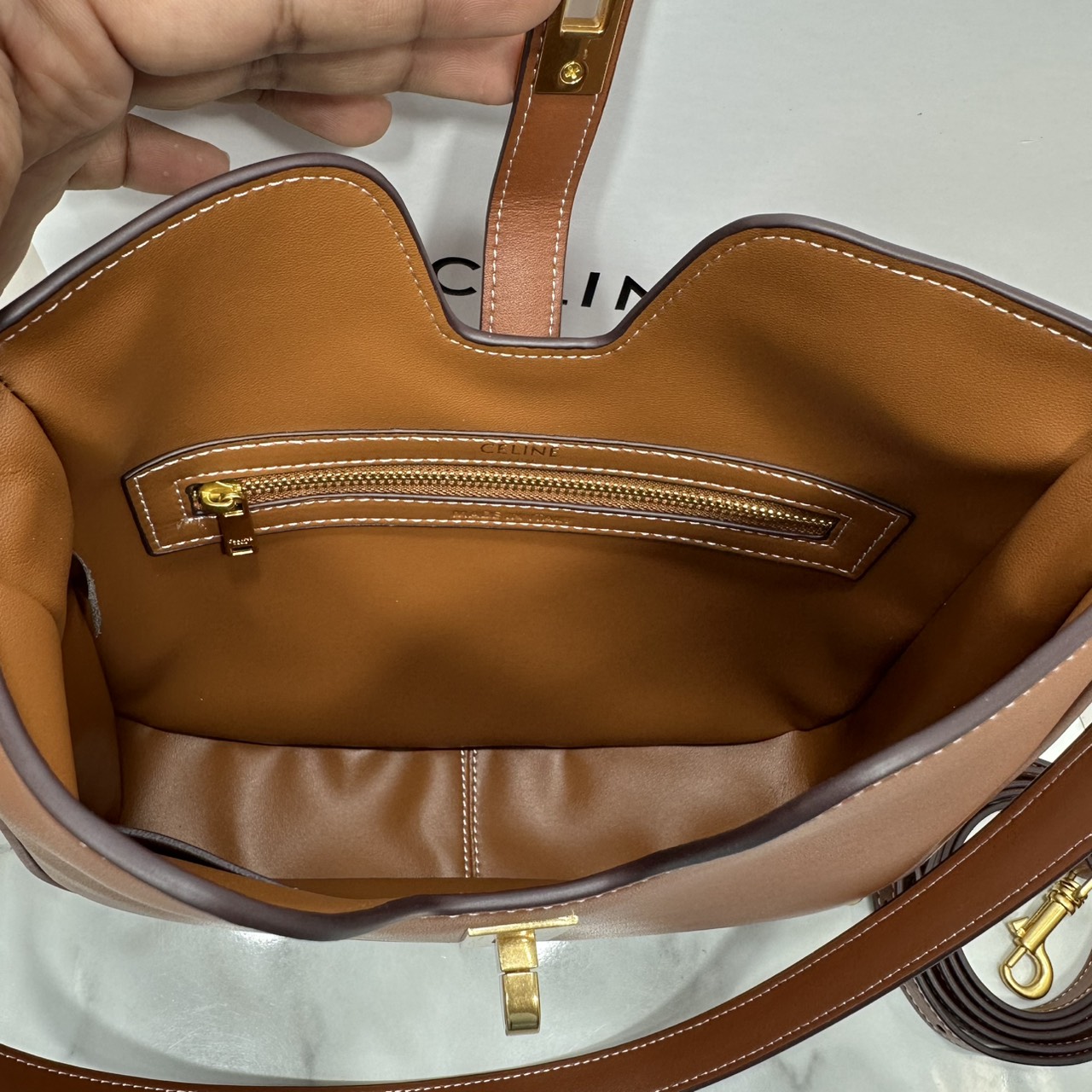 ORI หนังแท้ | CELINE SMALL CAMILLE 16 SOFT BAG IN SMOOTH LEATHER กระเป๋าสะพายรุ่นใหม่ล่าสุดของไลน์ 16 soft รูปทรงแบบโฮโบที่มาพร้อมดีไซน์ที่ใช้งานได้จริง หรูหราและโดดเด่น ฝาพับหนังกับตัวปิดแบบ Turnlock สีทองรูปทรงคล้ายอัญมณี