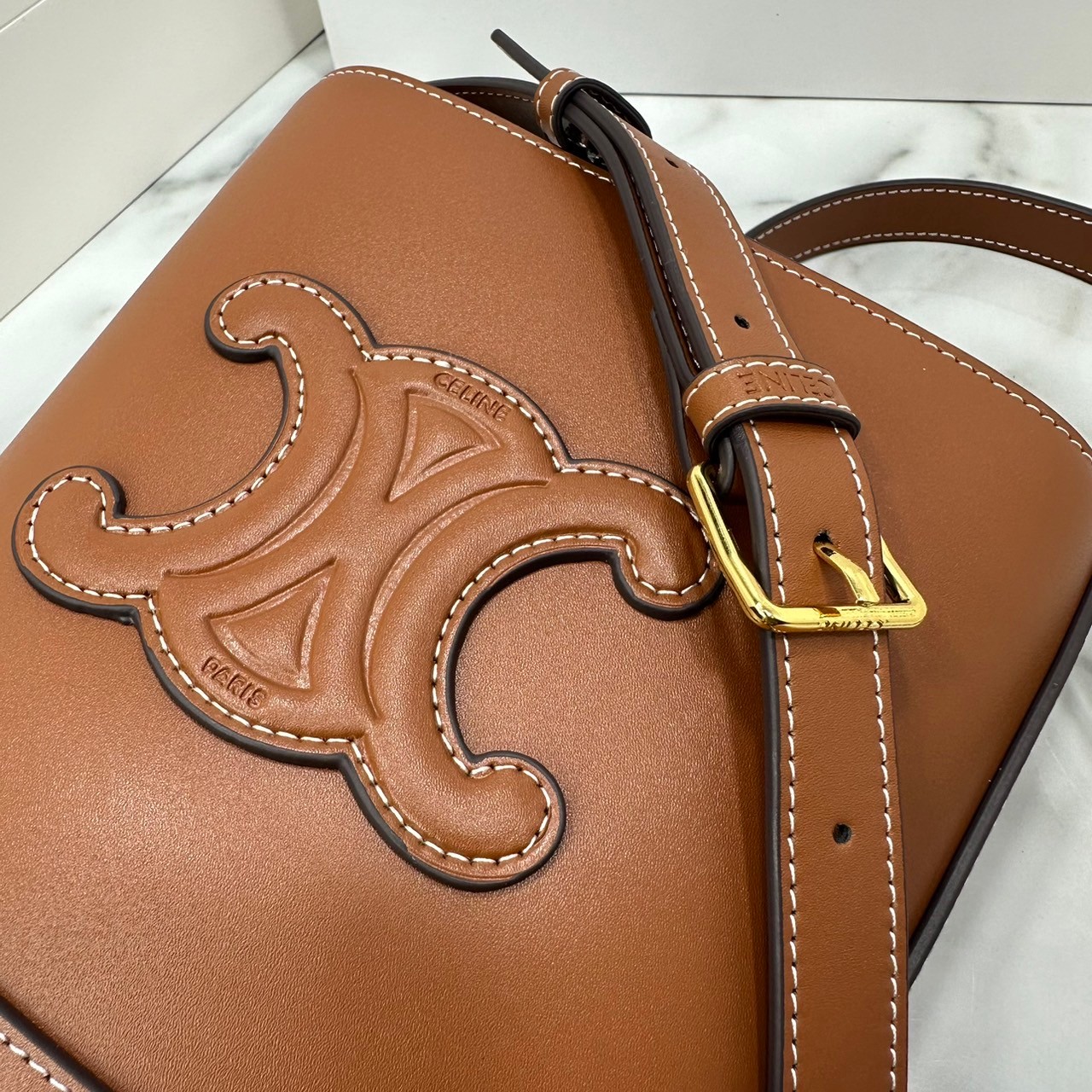 CELINE SMALL BUCKET CUIR TRIOMPHE in Smooth กระเป๋าสะพายทรงบัคเก็ต ใช้งานง่ายที่สุด สายสะพายในตัว รุ่นฮิตข้ามปี งานหนังแท้สวยเรียบหรู ผู้ดีไปอีก