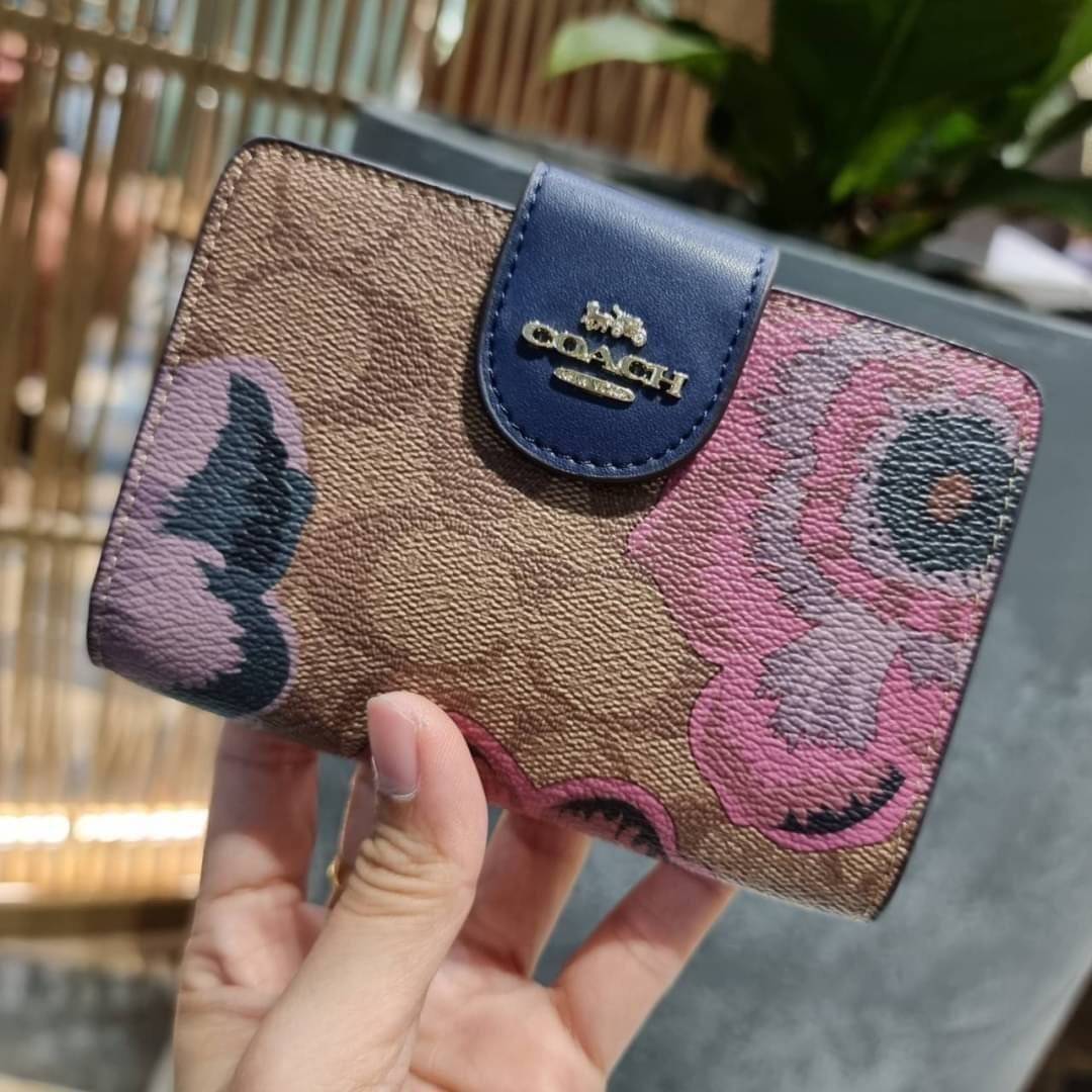 COACH C3375 MEDIUM CORNER ZIP WALLET IN SIGNATURE CANVAS WITH DAISY PRINT ดีไซน์ใหม่ล่าสุด!! คอลเลคชั่นลายพริ้นท์ เพิ่มลูกเล่นให้กระเป๋าสตางค์ของคุณ กับกระเป๋าสตางค์ใบกลาง ขนาดกำลังเหมาะมือ วัสดุหนังแคนวาส ดูแลรักษาง่าย มีช่องใส่บัตรและธนบัตรครบ และช่องซิ