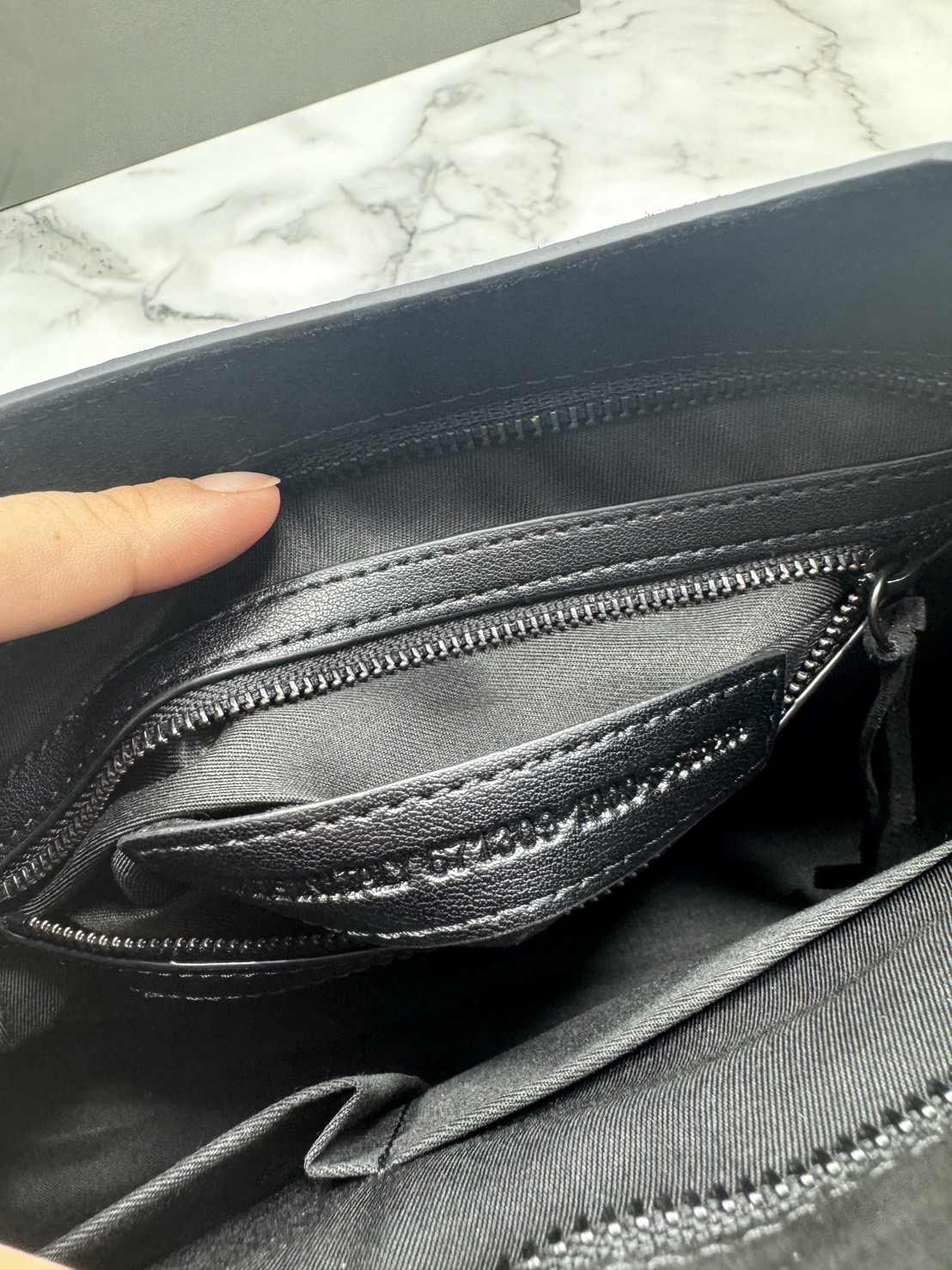 ORI หนังแท้ | Balenciaga Le City suede bag 30cm กระเป๋าถือ/สะพายข้างดีไซน์โดดเด่นสวยเท่ล้ำสมัย ใหม่ล่าสุดงานหนังกลับที่สุดแห่งความไอคอนิกไม่เหมือนใคร มีกิมมิคและลูกเล่นแพรวพราว