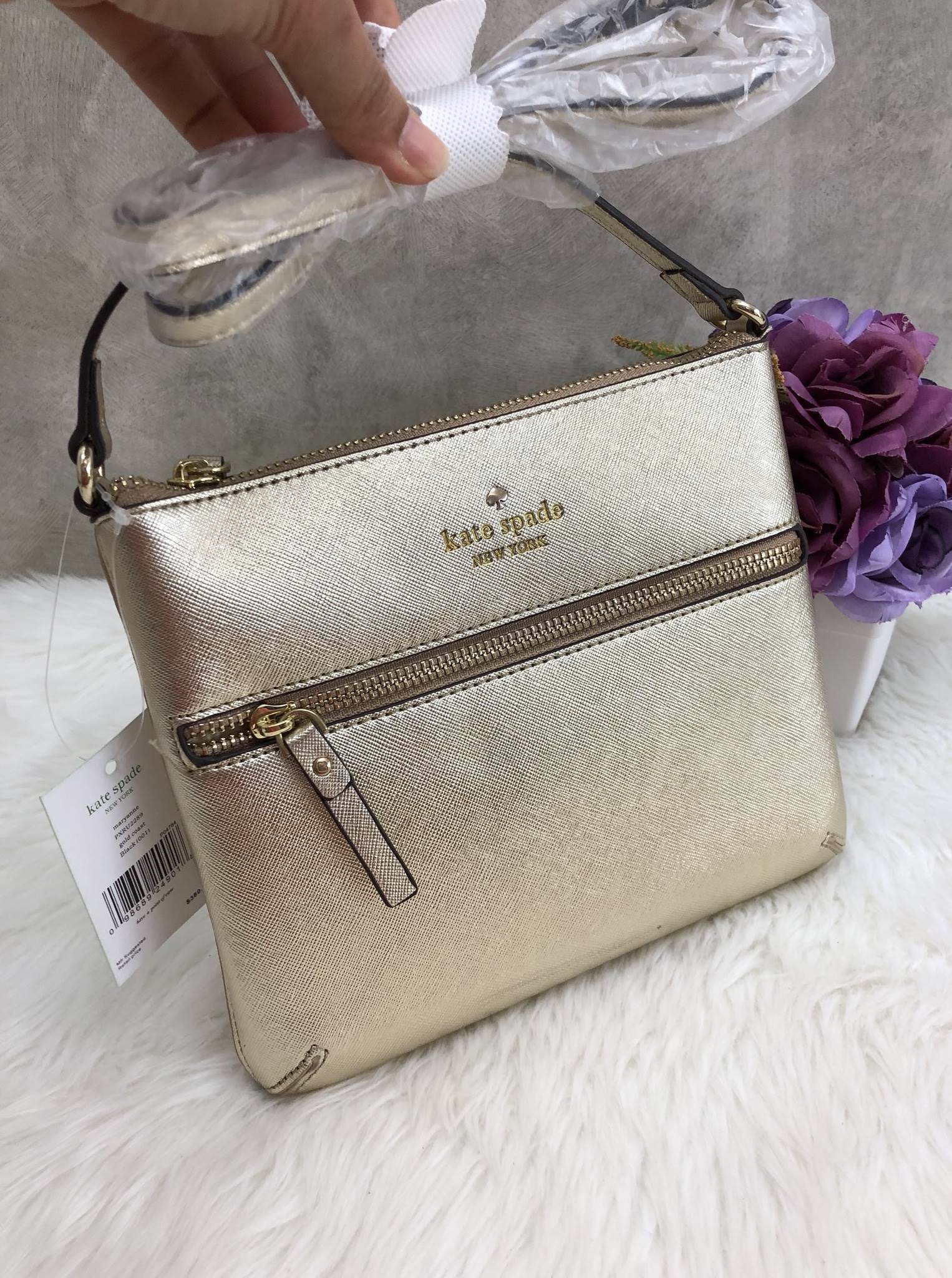 New Arrival Kate spade new york saffiano crossbody bag พร้อมส่งค่ะ!!! กระเป๋าสะพายแบบครอสบอร์ดี้ ลายหนังซาฟเฟียโน่ ทรงสวย ขนาดกำลังดีทีเดียวค่ะ ด้านหน้ามีหนึ่งช่องซิปสำหรับใส่มือถือหรือของจุกจิก เปิดปิดกระเป๋าช่องหลักแบบซิป ด้านในโล่ง ใส่ของจุพอประมาน มีช