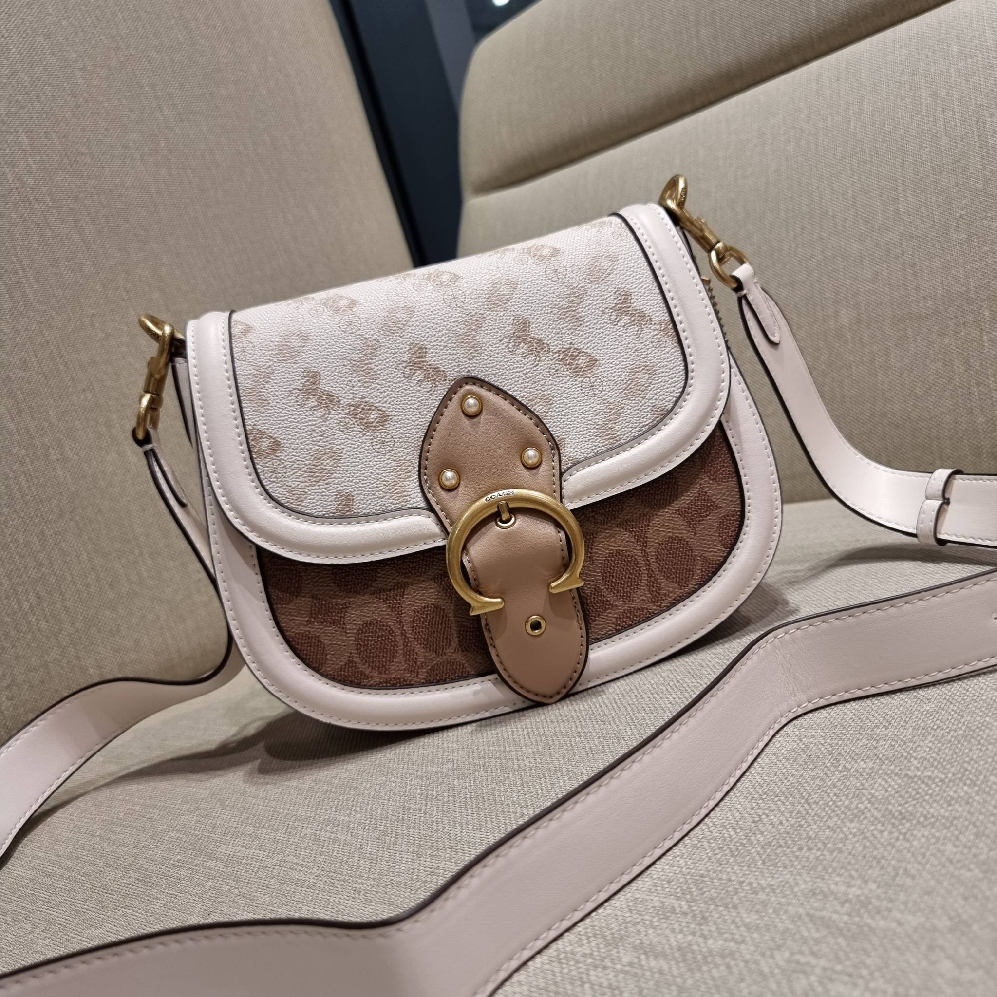 COACH C3837 BEAT SADDLE BAG WITH HORSE AND CARRIAGE PRINT The best item! ที่สาวๆรอคอย! ฮอตไฟลุก! สีหายาก ละมุนคุณหนู คอลเลคชั่นใหม่ ดีไซน์หรูหรา พิเศษมากๆมาพร้อมสายสะพาย 2 เส้น ใช้คู่กันหรือแยกสะพายก็สวยครบสูตร กระเป๋าสะพายทรง saddle คลาสสิค เปิด-ปิดด้วยก