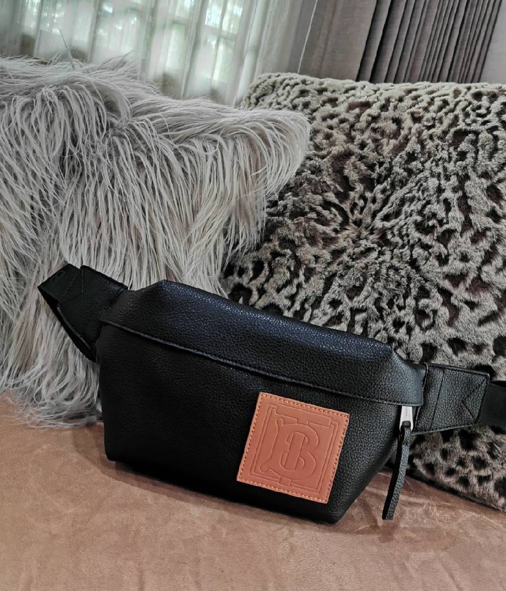 BURBERRY FRAGRANCES WAISTBAG VIP GIFT WITH PURCHASE (GWP) พรีเมี่ยมกิ๊ฟ Limited จากน้ำหอม BURBERRY วัสดุหนังแท้ CalfSkin หนังนิ่มสวยดูดีอยู่ทรงประดับโลโก้แบรนด์ด้านหน้า เปิดปิดด้วยซิปหัวซิปแบรนด์ ขนาดกำลังดี ภายในกว้างและจุค่ะ มีโลโก้ มีช่อง pocket ใช้ใส่