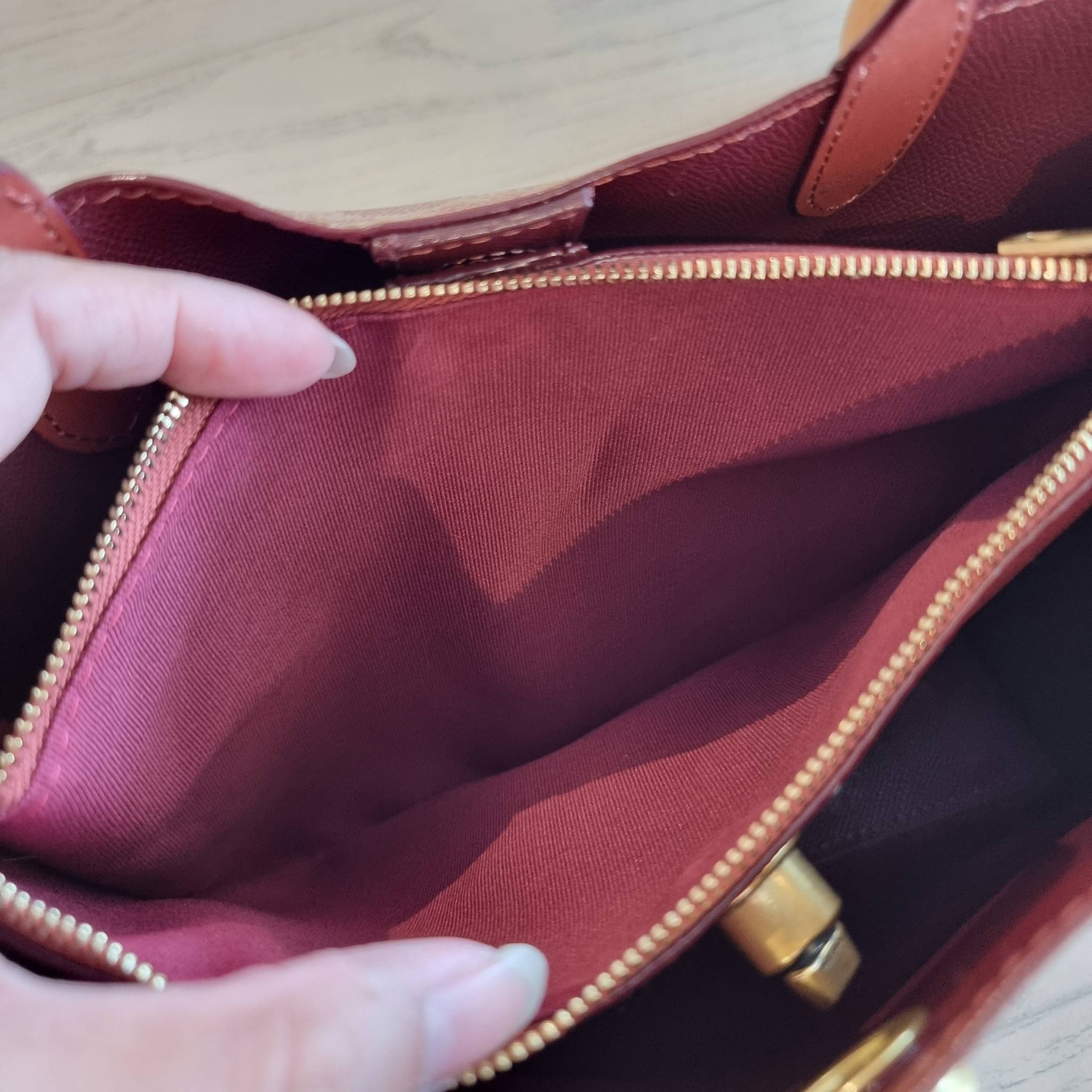 COACH C8562 WILLOW TOTE 24 IN SIGNATURE CANVAS น้องสาวลุคลูกคุณมาแล้วจ้า กระเป๋าถือ/สะพาย ดีไซน์สุดคลาสสิค ไอเท็มขายดีที่สุด ลงตัว เรียบหรู ใบจริงคือผู้ดี๊ผู้ดี ใช่ได้ทุกๆโอกาส วัสดุหนังแคนวาส ทนทาน เปิดปิดด้วยตัวบิดล็อค และอีกฝั่งเป็นกระดุมแม่เหล็ก ภายใน