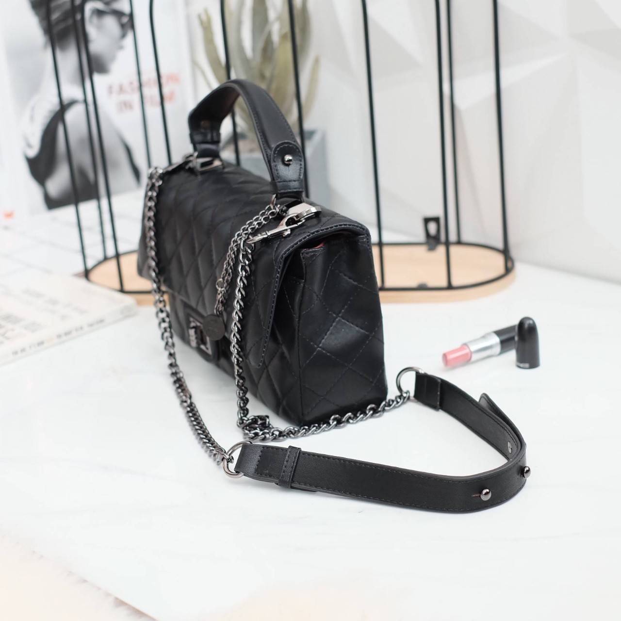 รุ่นขายดี KEEP รุ่น Coco chain handbag ✨ Collectionใหม่ตัวกระเป๋าผลิตจากหนัง Microfiber สวย ทนขึ้นกว่าเดิม การตัดเย็บ นิ่ม ฟู ตึง สวยอยู่ทรงตามแบบฉบับของแบรนด์ รุ่นใหม่ตัวนี้ปักลายตารางสวยหรู การเย็บประณีตทุกตาราง อะไหล่สีดำ เงา เกรดพรีเมี่ยม