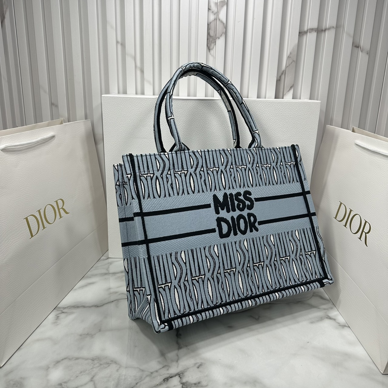 ORI หนังแท้ | Dior Miss Dior Allover Book Tote Handbag 14" กระเป๋าทรงโท้ทคอลใหม่ ดีไซน์ลวดลายกราฟฟิกสวยงามและหรูหราโดดเด่นไม่เหมือนใคร