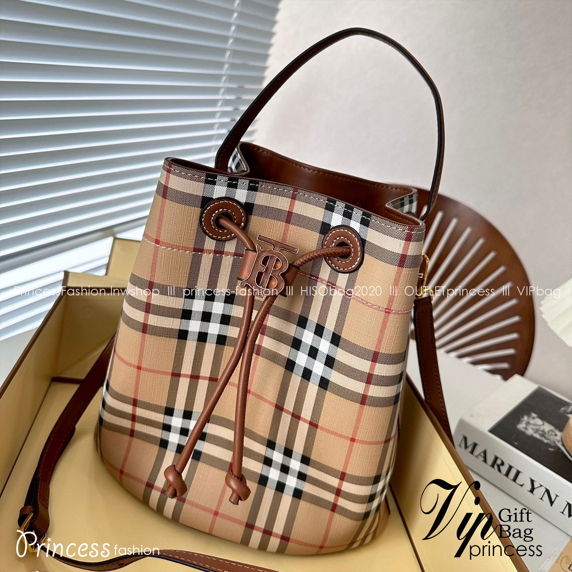 BURBERRY MONOGRAM BUCKET BAG กระเป๋าถือ กระเป๋าสะพายครอสบอดี้ วัสดุหนังพิมลาย MONOGRAM วินเทจ เปิดปิดด้วยตัวรูดปิดปากแบบขนมจีบ ประดับสัญลักษณ์สุดหรู ด้านในเป็นช่องใส่ของขนาดใหญ่ พร้อมช่องแยกใส่ของจุกจิก