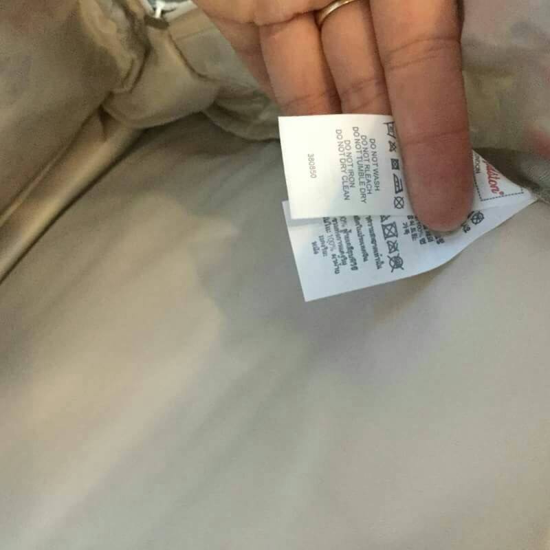 Cath Kidston Backpack Bag กระเป๋าสะพายสไตล์ vintage เป็นอีกรุ่นที่สาวๆ ถามถึงเยอะค่ะ วัสดุเป็น Canvas เคลือบ PVC กันน้ำ ทำความสะอาดง่าย น้ำหนักเบา เปิดปิดด้วยซิปรอบสะดวกใช้ ด้านหน้าประดับโลโก้ Cath Kidston พร้อมช่องซิปเล็กด้านนอกใส่กระเป๋าสตางค์ มือถือได้