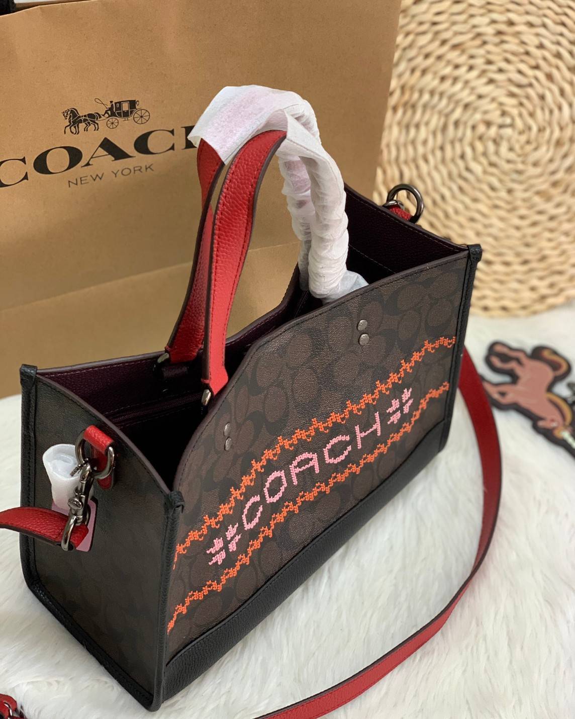 พร้อมส่ง 4ลาย 🌈ไม่มีในช๊อปไทยจร้าา😘 COACH DEMPSEY CARRYALL IN SIGNATURE JACQUARD WITH STRIPE AND COACH PATCH (C2826,C1527,C4113) พร้อมส่งความสวย! คุณภาพจัดเต็มค่ะ กระเป๋าทรงTote วัสดุ Jackquard+หนังแท้ ได้ลงตัวสวยงาม ด้านหน้ามีโลโก้แบรนด์ว