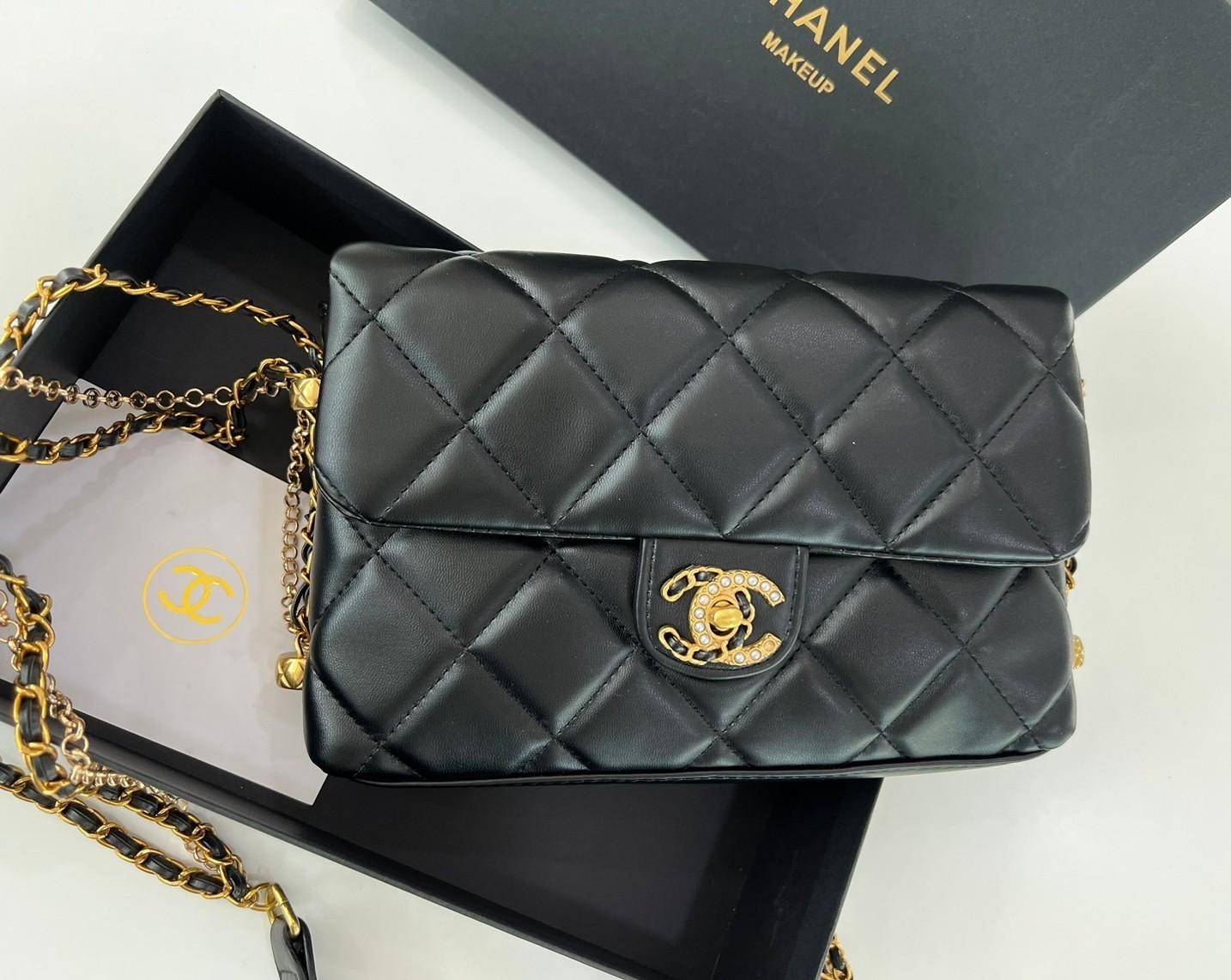 CHANEL flap bag with chain and pearl logo / CHANEL BAG VIP วัสดุหนังแกะสังเคราะห์นุ่ม ลื่น มันเงา อะไหล่ทองหรูหรา