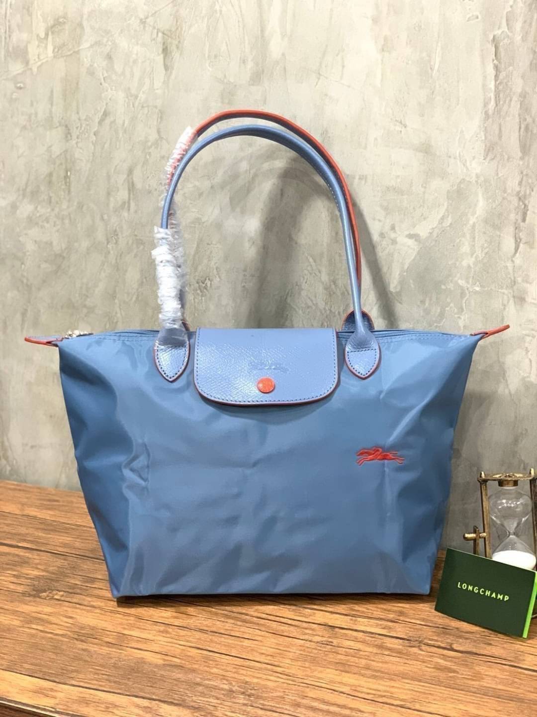 Longchamp LE PLIAGE Club (พร้อมส่ง 8 สี) TOTE BAG S กระเป๋ารุ่นยอดนิยม ที่สาวๆ ต้องมีไว้เก็บไว้สักใบ ด้วยตัวน้ำหนักกระเป๋า Longchamp เบาแสนเบา แต่จุของได้เยอะมาก สำหรับลุคทางการกึ่งลำลอง แฝงความสบาย ยามเดินทาง จุดเด่นอย่างหนึ่งของ กระเป๋าก็คือ สามาถพับเก็