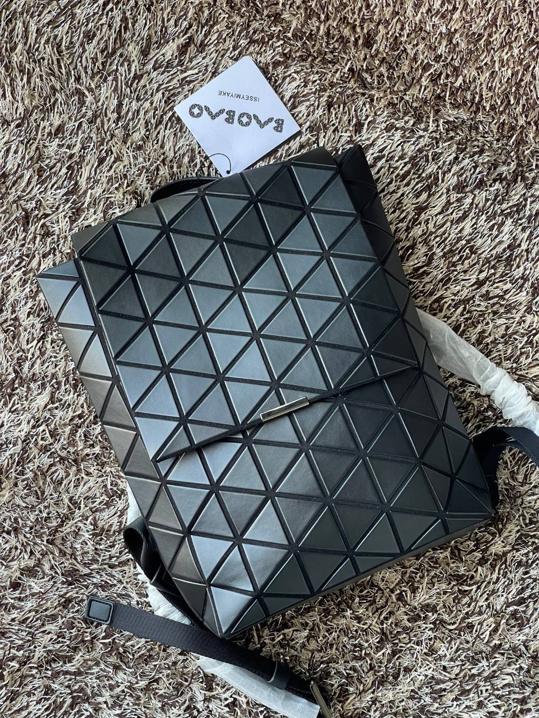 BAO BAO ISSEY MIYAKE Flap Backpacks กระเป๋าสะพายหลังรูปแบบใหม่จะเปิดตัว โดดเด่นด้วยฝาพับรูปสี่เหลี่ยมผืนผ้าที่เปิดและปิดได้ง่าย และรูปทรงแบบมินิมอล เป้สะพายหลังใช้งานได้ดีมาก