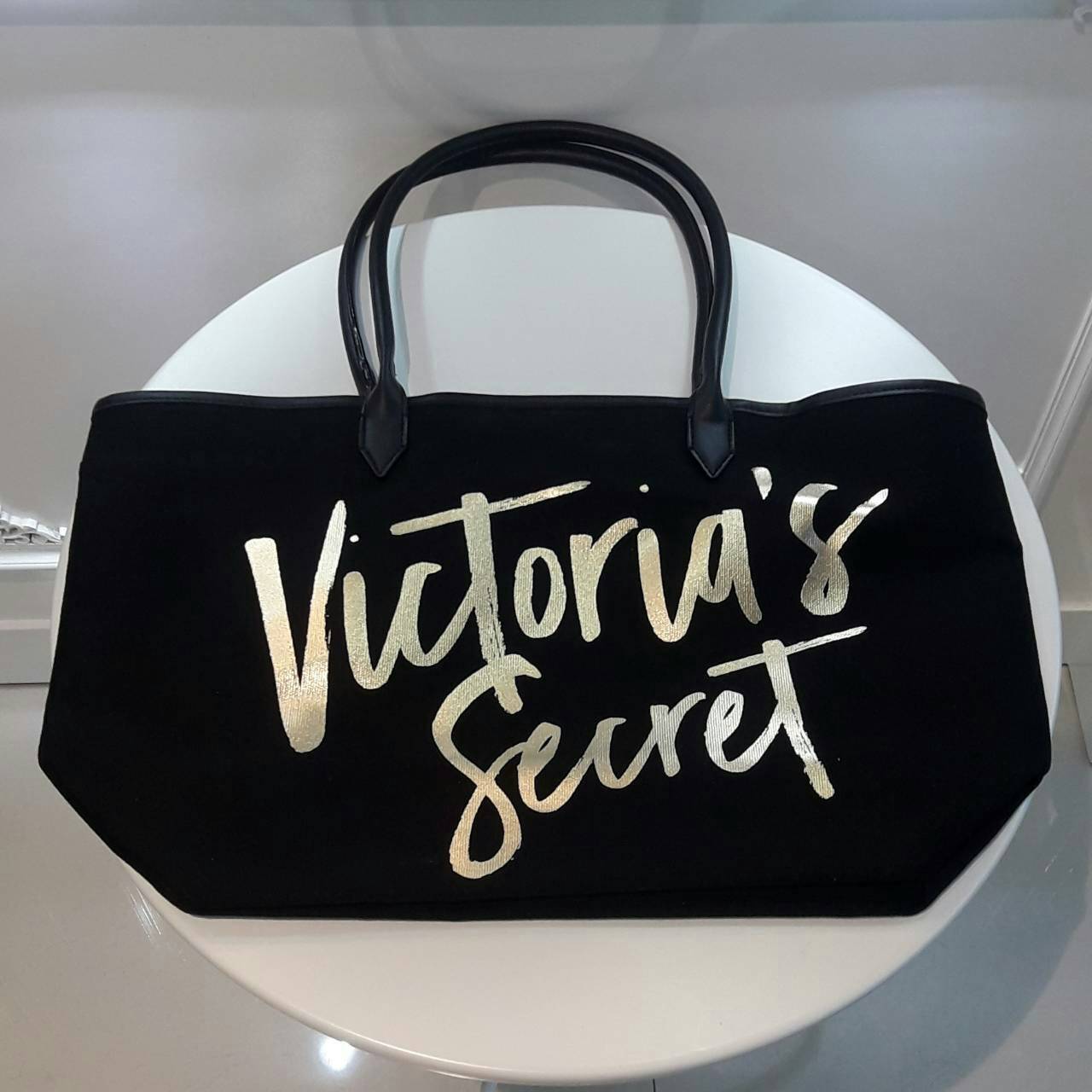 New Arrival! Victoria's Secret Canvas Large Tote Bag♡ กระเป๋าสะพายใบใหญ่ จุของได้คุ้ม! วัสดุทำจากผ้า canvas เต็มใบ ด้านหน้าแต่งโลโก้แบรนด์สีทอง สวยวับ! ด้านในบุผ้าปั้มลายเสือ มีของใส่ของจุกจิกค้า จะถือไปเที่ยวทะเลสักคืนสองคืน ใบนี้เอาอยู่คะ