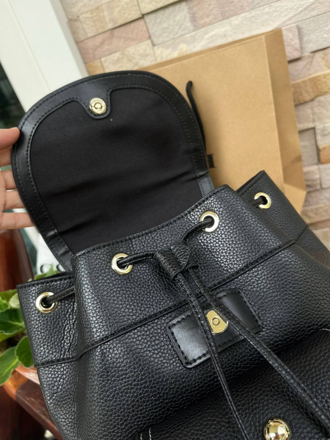 COACH PENNIE BACKPACK 22 IN SIGNATURE CANVAS(C4120) เป็นกระเป๋าอีกประเภทหนึ่งที่ Coach ผลิตและออกแบบได้อย่างมีเอกลักษณ์ สาว ๆ คนไหนที่ชอบพกของเยอะและต้องการกระเป๋าที่ให้ความคล่องตัว ทะมัดทะแมง ต้องเป็นกระเป๋าเป้แบบนี้เลยค่ะ แม้จะให้ลุคที่ทะมัดทะแมง แต่ก็ม