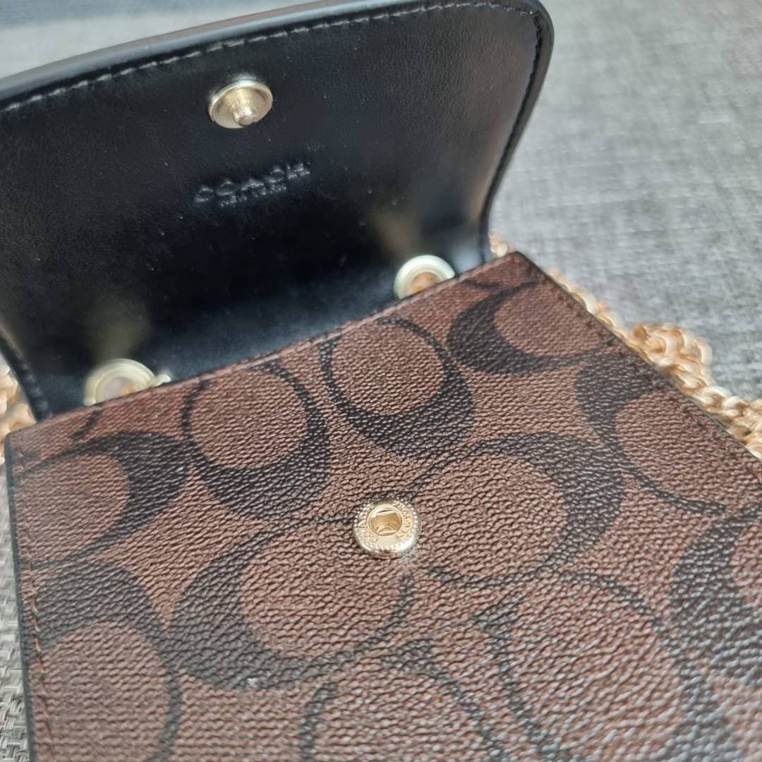 COACH NORTH/SOUTH PHONE CROSSBODY IN SIGNATURE CANVAS F55636 F39955 สุดคลาสสิคกับกระเป๋าสะพายเอนกประสงค์ Case phone ใส่โทรศัพท์มือถือได้ทุกรุ่น ดีไซน์ลายเอกลักษณ์ วัสดุหนังแคนวาสเคลือบลาย ฝาและภายในเป็นหนังสังเคราะห์เรียบ เปิด-ปิดด้วยกระดุม สายสะพายยาวประ