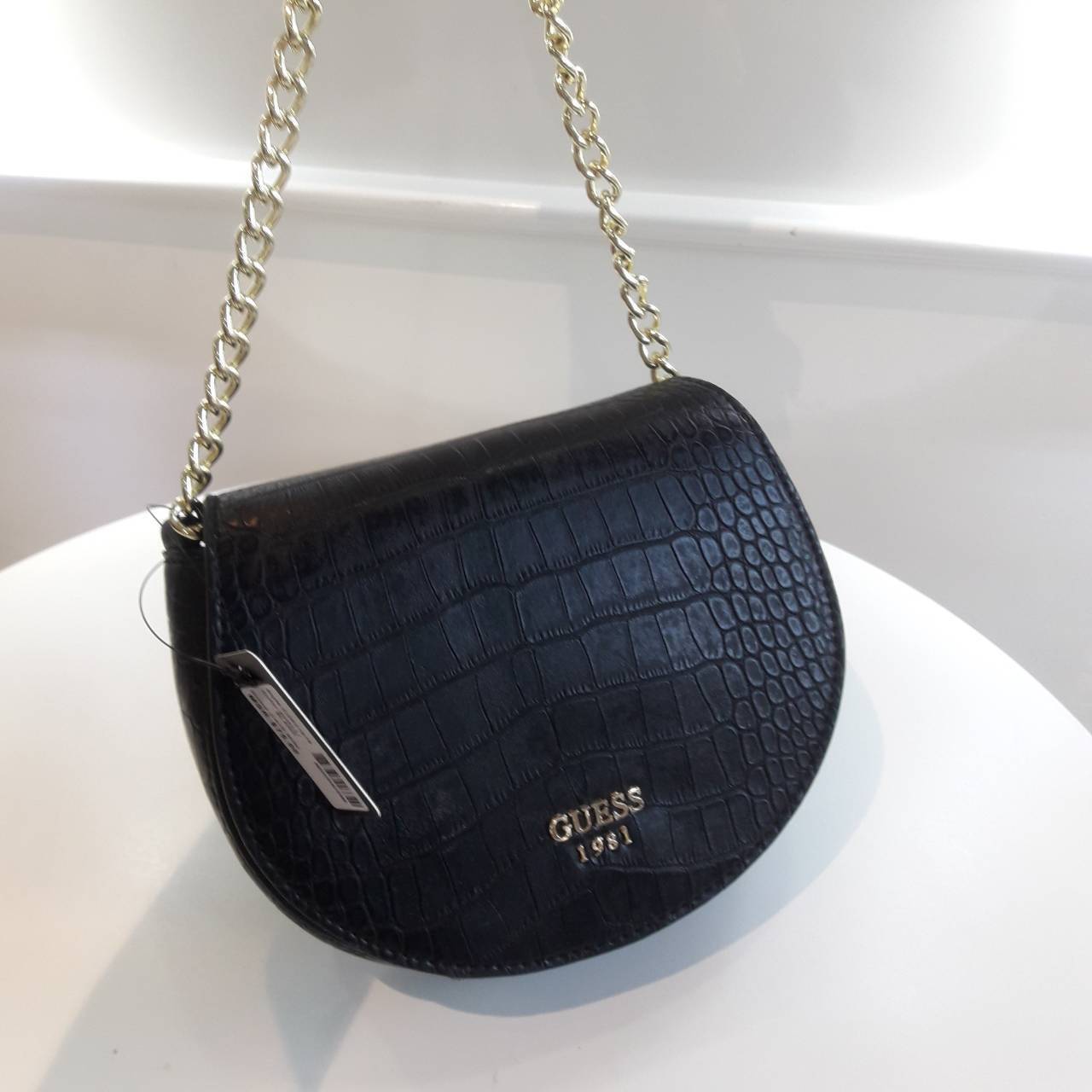 Guess croc crossbody bag กระเป๋าสะพานดีไซน์เก๋ ทรงน่ารัก ฝาพับโค้งดีไซน์สวย ด้านหนังปั๊มลาย croc ประดับ logo brand สีทอง เปิดปิดด้วยกระดุม มีช่องเล็กลับใส่บัตรได้ ช่องใหญ่บุผ้า ลายแบรนด์ มีช่องใส่ของแยก ใส่มือถือได้ทุกรุ่น มาพร้อม สายยาวโซ่ต่อหนัง ใบนี้เห