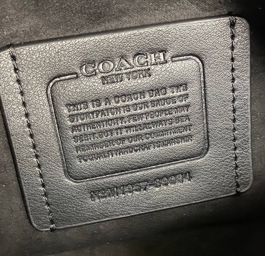 COACH ACADEMY CROSSBODY WITH HORSE AND CARRIAGE PRINT (COACH 89084) ผ้าใบเคลือบพิมพ์ลายและหนังกรวดขัดเงา ภายในกระเป๋ามัลติฟังก์ชั่น| ปิดด้วยซิป ซับในผ้า ด้านนอกมีซิปและกระเป๋าสลิป สายสะพายถอดได้