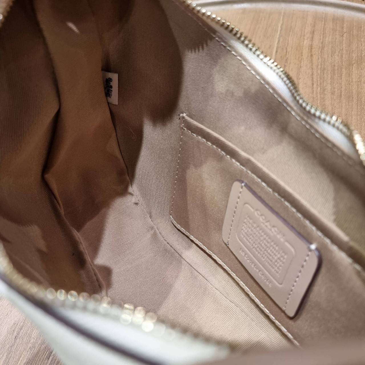 COACH C4108 BAILEY HOBO WITH WHIPSTITCH BEST SELLER ต้องมา!! กระเป๋าทรงโฮโบ ดีไซน์หรูหรา แมชท์ง่ายกับทุกไลฟ์สไตล์ วัสดุหนัง pepble หนังนิ่มสวย เปิด-ปิดด้วยซิปรูดใช้งานง่าย ภายในโล่งกว้าง สายคล้องสะพายไหล่ มีดีเทลน่ารักน่าใช้ ใช้งานสะดวกและง่ายต่อการใช้ชีว