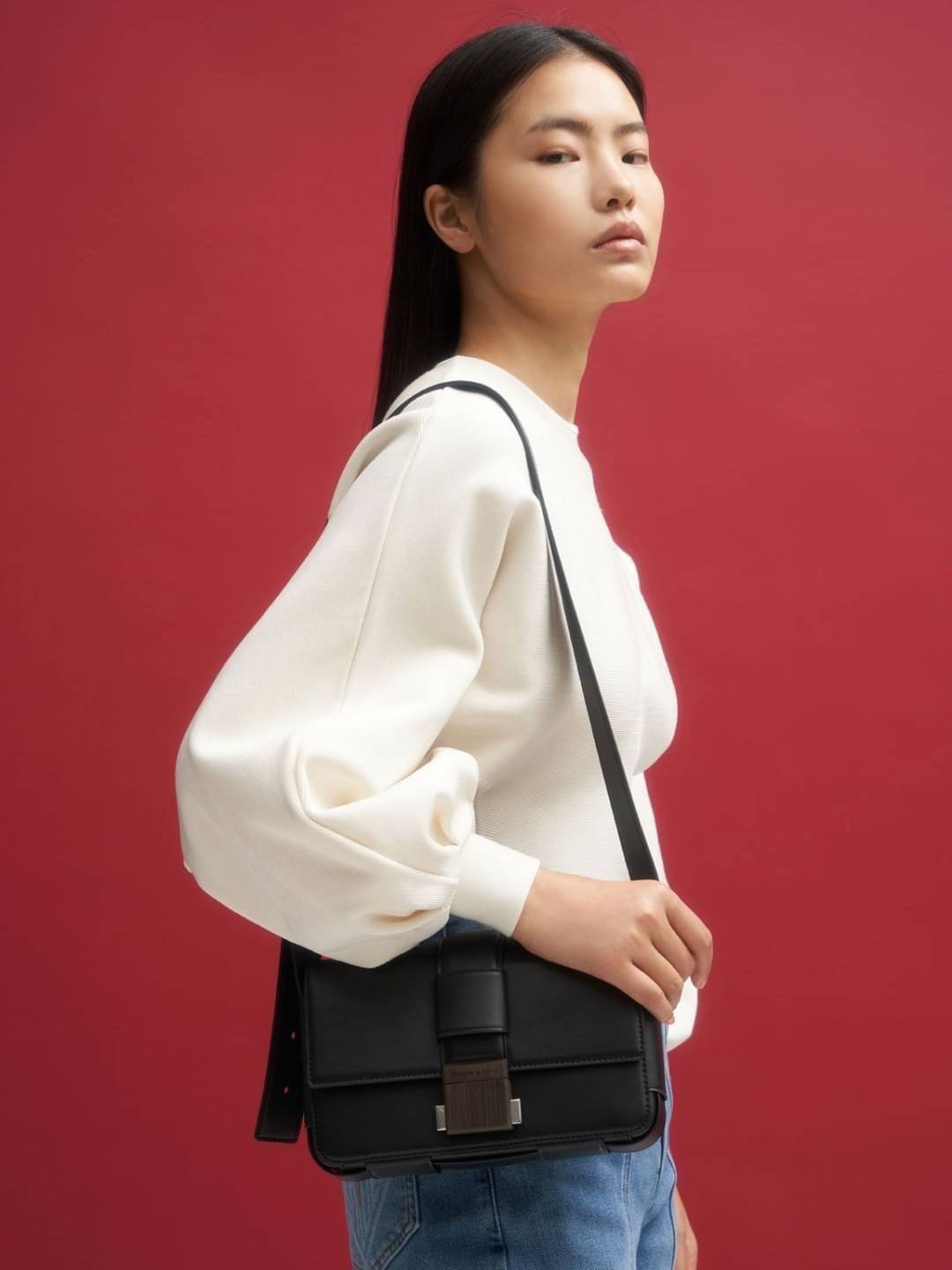 Charles & Keith Front Flap Push Lock กระเป๋าสะพายข้างทรงสวย จุดเด่นที่อะไหล่ลายไม้ตรงตัวเปิดปิด น้ำหนักเบา ด้านหลังมีช่องใส่ของได้ เปิดปิดแบบตัวกดล็อก ด้านในจุของได้พอสมควร เช่น iPhone 12 Pro Max กระเป๋าเงินใบกลาง/สั้นเป็นต้น สายสะพายยาวปรับสายได้ (ถอดสาย