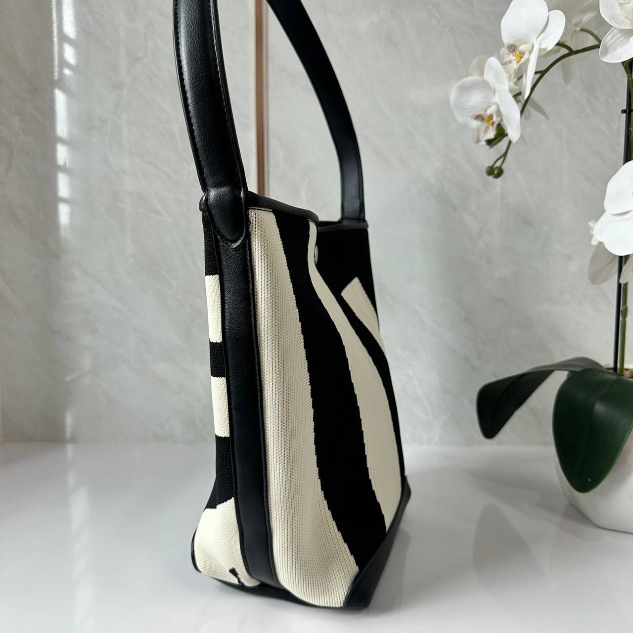 Rally movement the bag Knit Black เป็นไอเท็มที่ฮอตสุดๆแห่งปีจริงๆ กับกระเป๋าทรงบัคเก็ต น้ำหนักเบาๆ ฮอทติดลมบน จุของได้แบบหนำใจ ทอลายโลโก้ด้วยเทคนิค Sturdy Stretch Knit