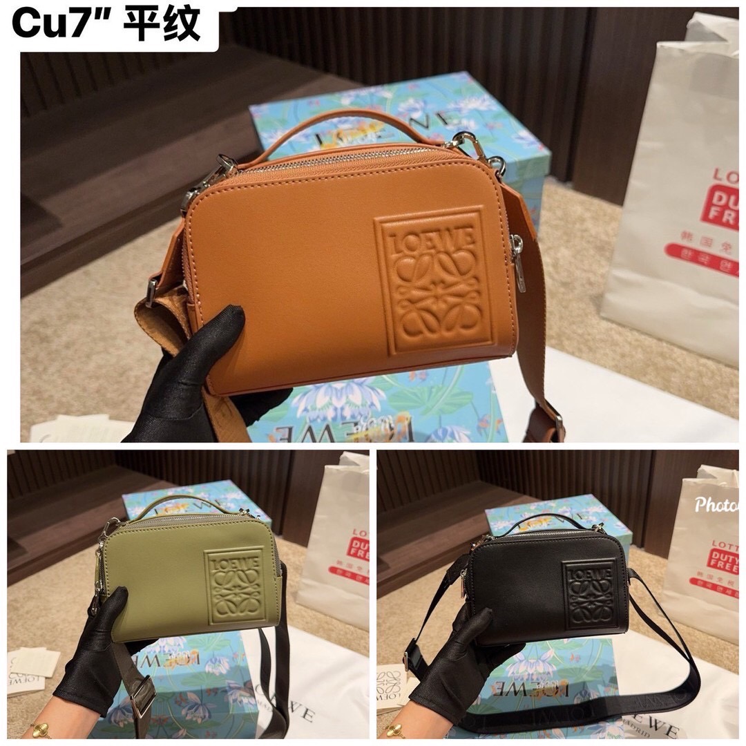 Loewe Mini Camera Crossbody Bag กระเป๋าสะพายทรงกล่อง เรียบหรูเป็นเอกลักษณ์ อย่างแท้จริง ปั้มโลโก้โดดเด่นสีเดียวกับพื้นหนัง ให้ความรู้สึกเรียบง่ายแต่แฝงความคลาสสิกในตัว