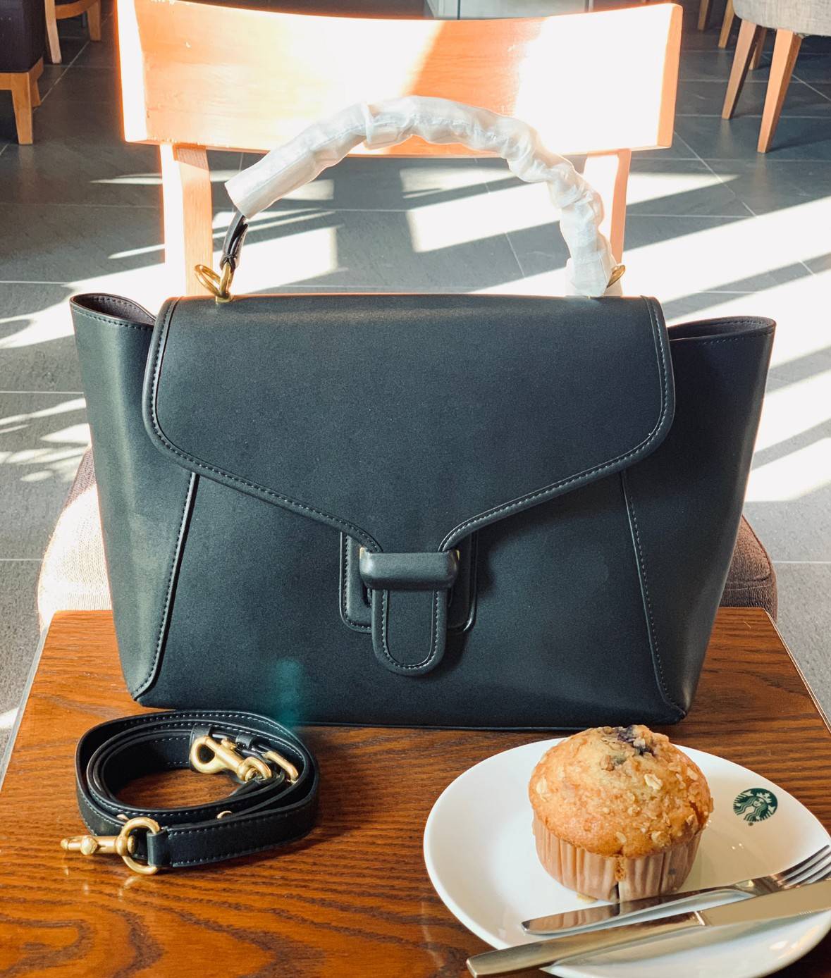 COACH COURIER CARRYALL 23 IN COLORBLOCK SIGNATURE CANVAS พร้อมส่ง 7 แบบ พร้อมส่ง ลุคดูไฮสุดๆค่ะ! กระเป๋าสะพายหนังหรูหราและคลาสสิค หนังแท้ชั้นดีที่สุด น้ำหนักเบา หนังสวยมากก สัมผัสแล้วหลงรักแน่นอนจ้าา😘