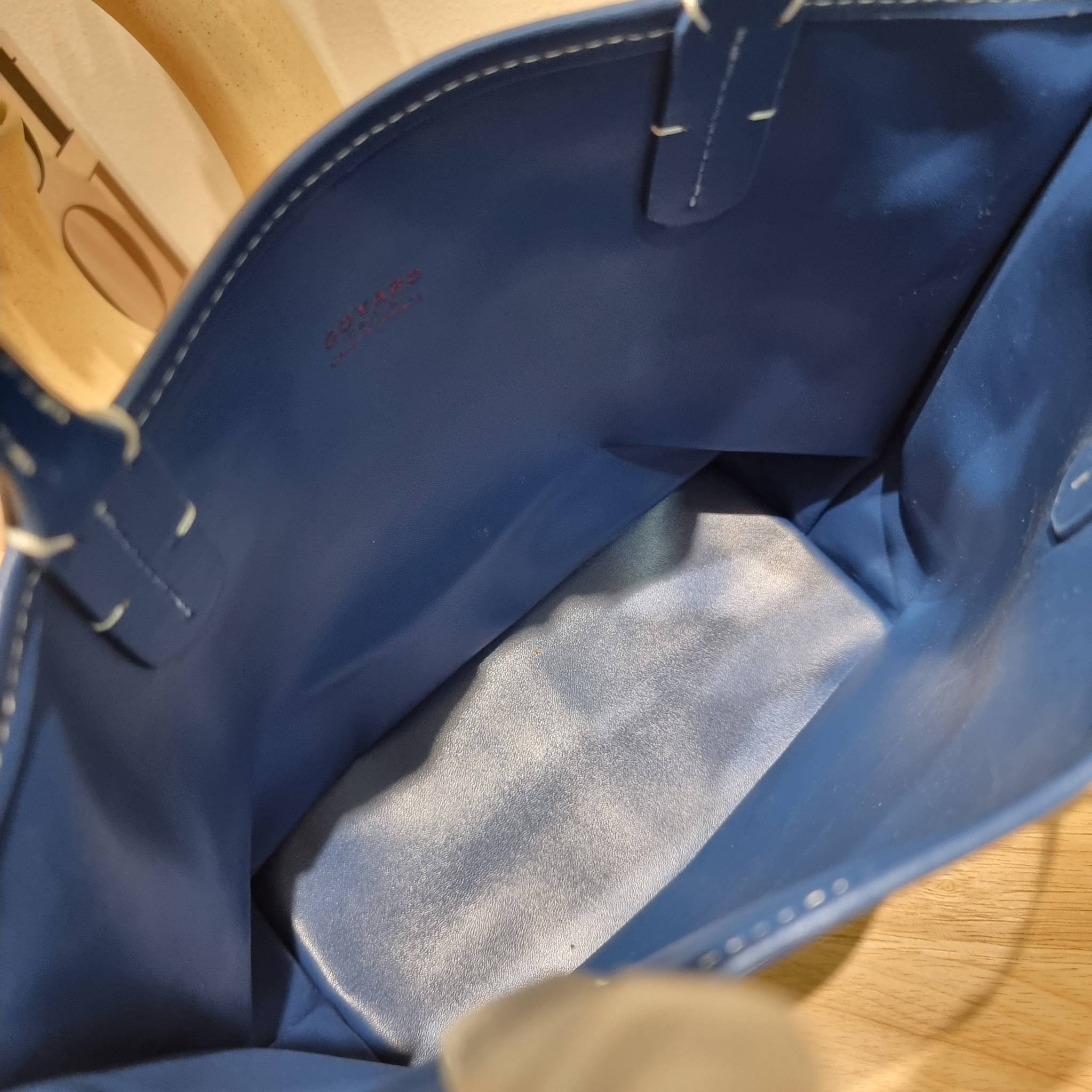 GOYARD MINI ANJOU REVERSIBLE TOTE ฮอตไอเท็ม กับกระเป๋าสะพายทรงโท้ท ไซส์มินิ กะทัดรัดมาก มาครบสีขายดี เลิศทุกสี รูปทรงคลาสสิค ดีไซน์เป็นเอกลักษณ์ ใช้งานได้หลากหลาย สามารถกลับด้านใช้ได้แบบไม่มีเบื่อ