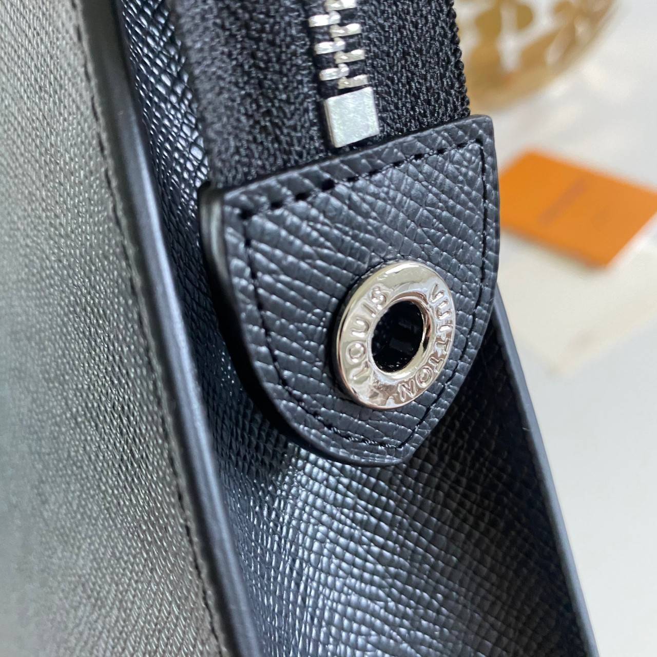 พรีเมี่ยมกิ๊ฟแท้ 100% 】พร้อมส่งที่ไทย!! ที่นี่ที่เดียว LOUIS VUITTO CLUTCH คลัช LV ขายดีตลอดกาล ไม่มีตกยุค ขนาก10” นิ้ว ใส่ของได้จุใจ หนังแท้ ด้านในมีช่องใส่บัตรได้เยอะ มาพร้อมกล่องอุปกรณ์ครบ