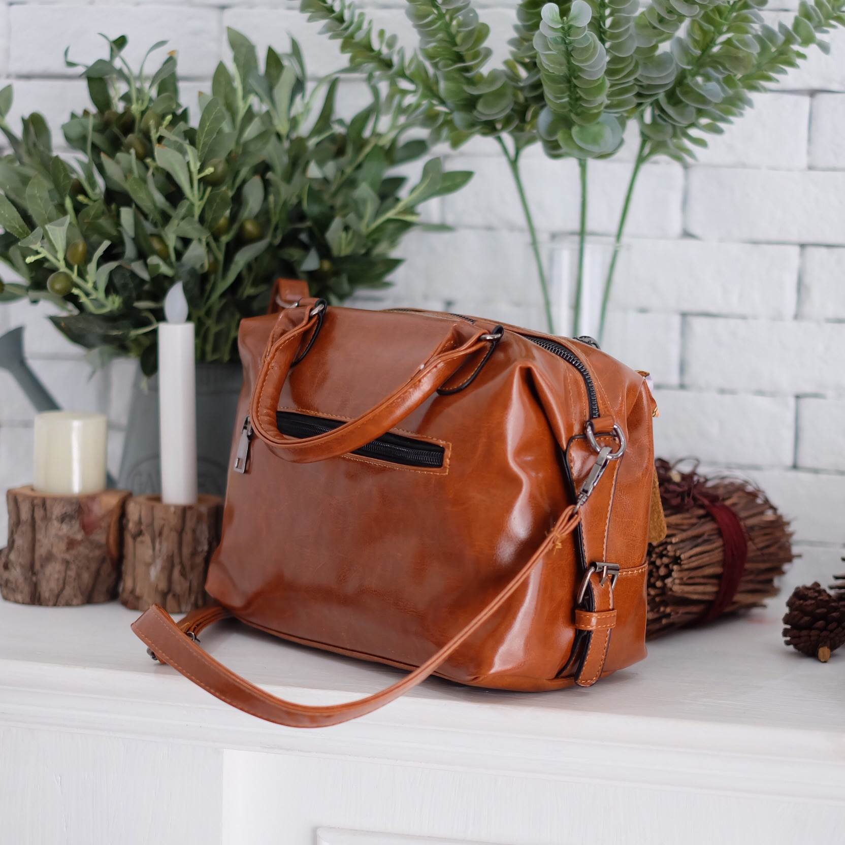 ทรงสวยมาก ห้ามพลาดเลยค๊า รุ่นใหม่จาก แบรนด์ PARFOIS หนังสวย ขนาดกะลังดี ด้านข้างเก็บทรงทำให้กระเป๋าดีไซด์ ไม่ซ้ำใคร แถมภายในมีช่องเก็บของหลายช่องแยกเก็บได้หลายช่อง แนะนำเลยคะใบนี้ ดีงามแน่นอน ขนาด 21x 22x 12 cm. สายยาว 60 ปรับได้ free size คะ