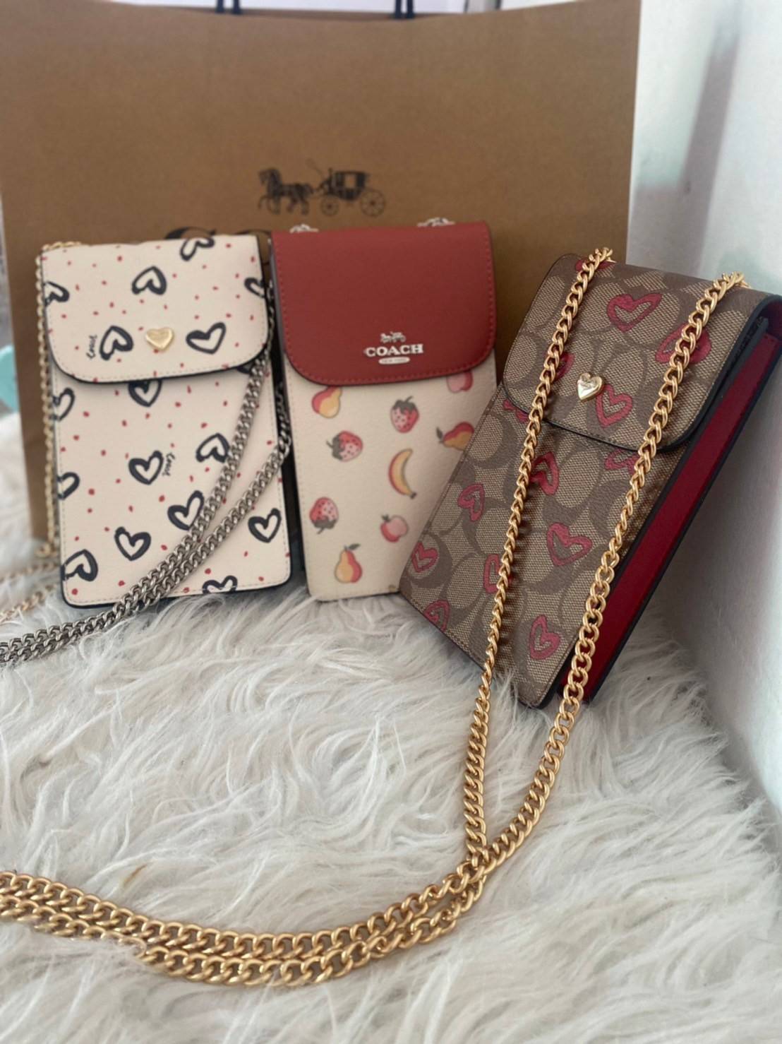 COACH NORTH/SOUTH CROSSBODY IN SIGNATURE CANVAS แจกความสดใสกันอีกครั้ง!! กับกระเป๋าสะพายเอนกประสงค์ Case phone ใส่โทรศัพท์มือถือได้ทุกรุ่น ดีไซน์ลายผลไม้ฉ่ำๆ สวยมีเสน่ห์ 💖 วัสดุหนังแคนวาสคุณภาพ ฝาและภายในเป็นหนังแท้ เปิด-ปิดด้วยกระดุม สายสะพายยาวป