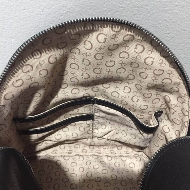 GUESS BACKPACK กระเป๋าเป้สพายจากแบรนด์ดัง ดีไซร์เรียบหรู ด้านหน้าโชว์โลโก้แบรนด์ มีช่องใส่ของด้านหน้า ภายในมีช่องใส่ของย่อยอีก 3ช่อง และช่องซิป 1 ช่อง สายสพายปรับระดับได้ เป็นรุ่นแนะนำสำหรับสาวๆที่ชื่นชอบการสพายเป้ สพายเบาสบายไม่ปวดไหล่ เหมาะกับทุกวัยคะ