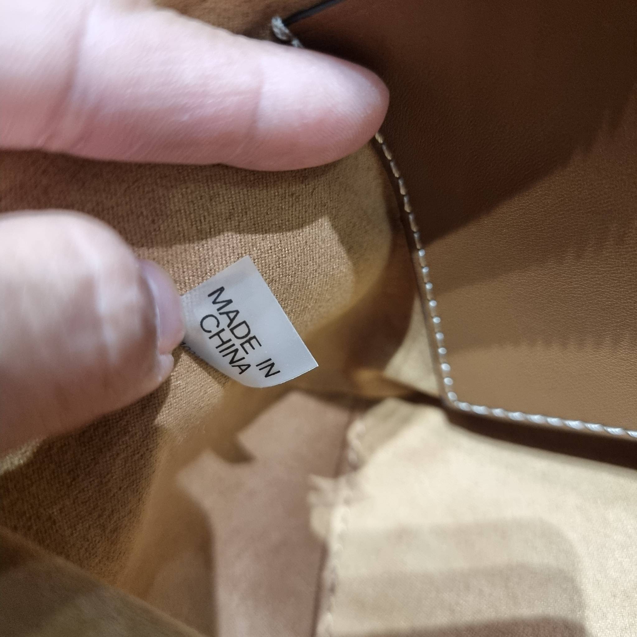 TORY BURCH MCGRAW CANVAS WEDGE กระเป๋าสะพายไหล่ ทรงสวยไม่ซ้ำ ไม่เกร่อ!! สะดวกใช้งาน ดีไซน์เรียบแต่แฝงความหรู และคลาสสิคในตัว วัสดุผ้าแคนวาสตัดสลับหนังแท้ สวยคม เปิด-ปิดด้วยซิป ภายในเป็นช่องโล่ง มีช่องย่อยเก็บบัตร มาพร้อมสายสะพายในตัว ปรับได้อีกเล็กน้อย ไอ