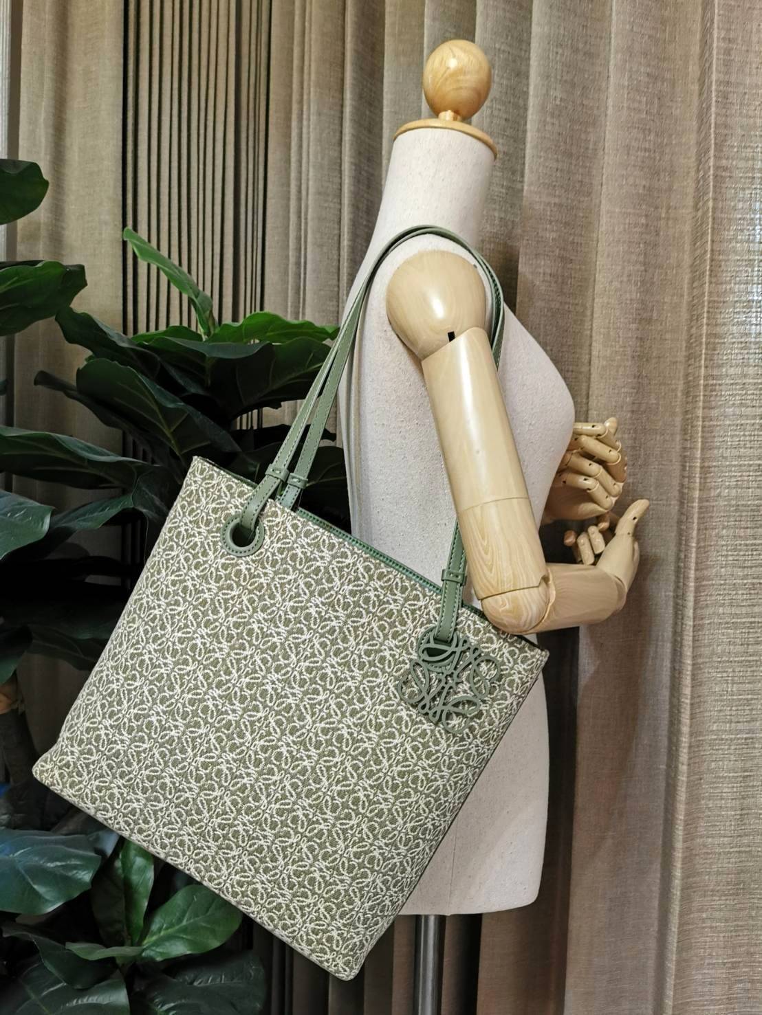 LOEWE ANAGRAM TOTE BAG VIP ไอเท็มใหม่! ดีไซน์สวยคงเอกลักษณ์ด้วยวัสดุ Anagram Canvas Jacquard Fabric ผสมผสานหนังแท้ Calfskin ลงตัวสุดคลาสสิค ขนาดกำลังดี น้ำหนักเบา ใส่เอกสาร A4 Notebook ipad ของใช้ได้เยอะ หูหิ้วหนังจับแข็งแรง สะพายไหล่ได้ พร้อมส่งที่ไทยสุด