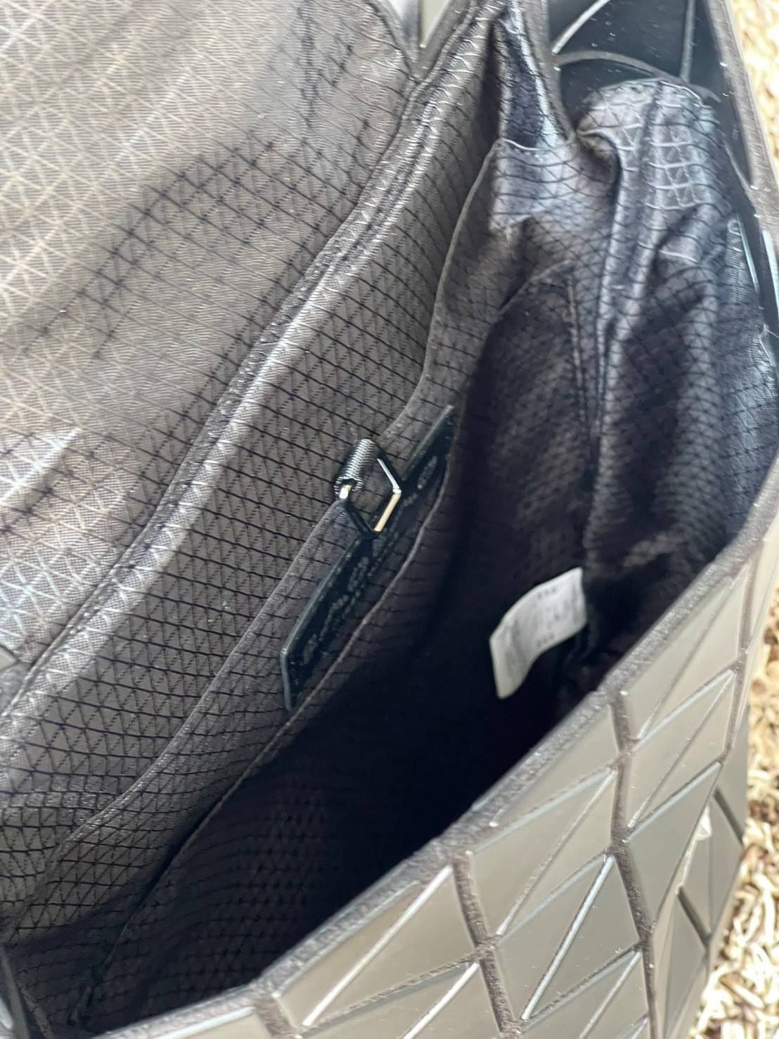 BAO BAO ISSEY MIYAKE Flap Backpacks กระเป๋าสะพายหลังรูปแบบใหม่จะเปิดตัว โดดเด่นด้วยฝาพับรูปสี่เหลี่ยมผืนผ้าที่เปิดและปิดได้ง่าย และรูปทรงแบบมินิมอล เป้สะพายหลังใช้งานได้ดีมาก