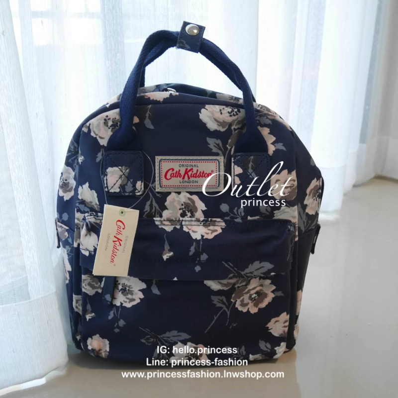 CATH KIDSTON MINI BACKPACK กระเป๋าสะพายเป้รุ่นมินิ วัสดุ PVCกันน้ำ สามารถเช็ดทำความสะอาดได้ เปิดปิดด้วยซิปสะดวกใช้ ด้านหน้าประดับโลโก้ cath Kidston พร้อมช่องซิปด้านนอกใส่กระเป๋าสตางค์ มือถือได้ ด้านในมีช่องซิป สามารถใส่ipad ได้สวยคลาสิคน่ารักน่าใช้ สาวๆที
