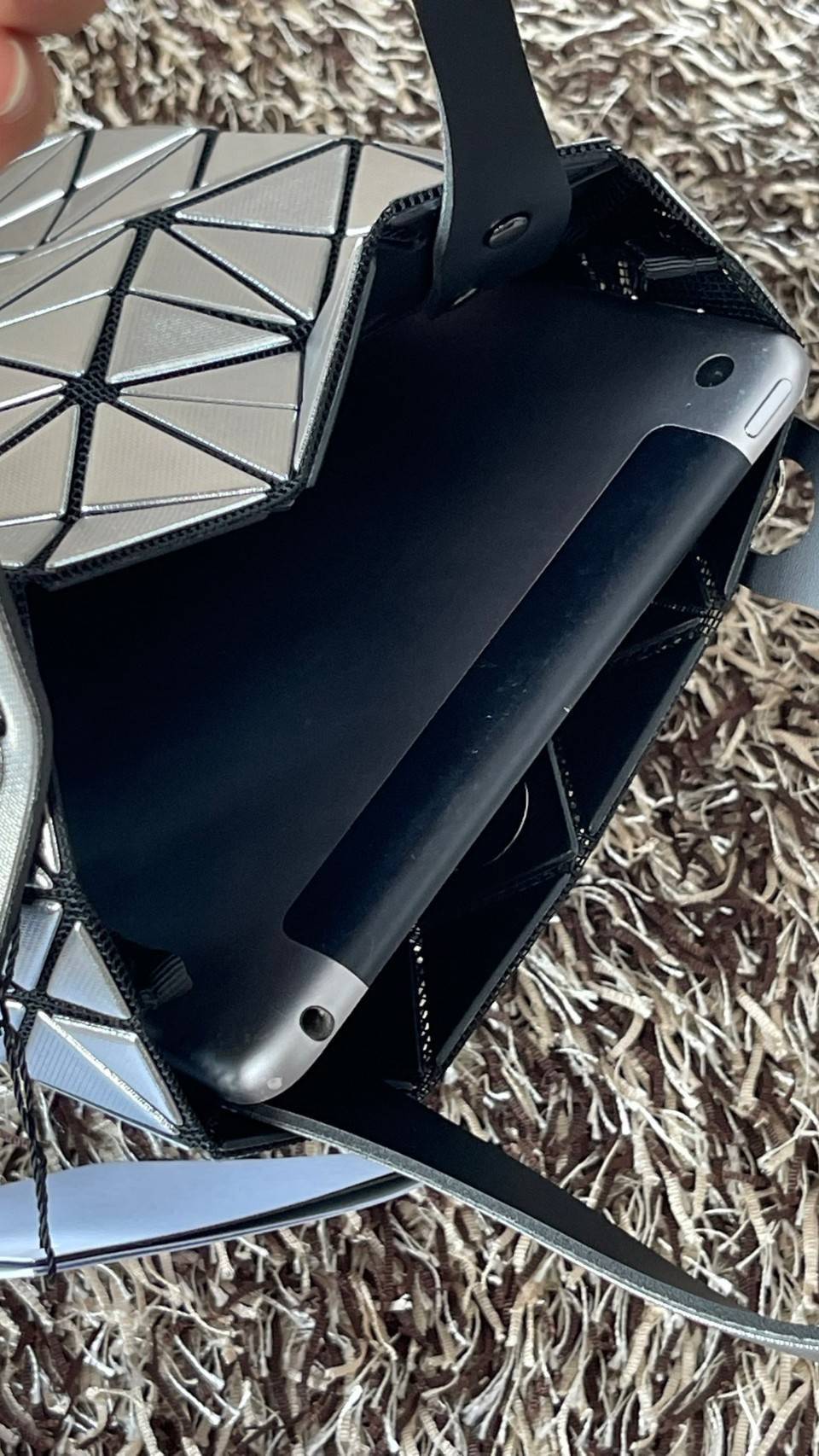 BAO BAO ISSEY MIYAKE PLATINUM COFFRET สะท้อนแสงเพื่อสร้างสินค้าระดับพรีเมียมที่ให้ความเงางามที่เหนือกว่า เพิ่มความหรูหราและโดดเด่นให้กับ เพราะมีความแวววาวและเป็นประกาย