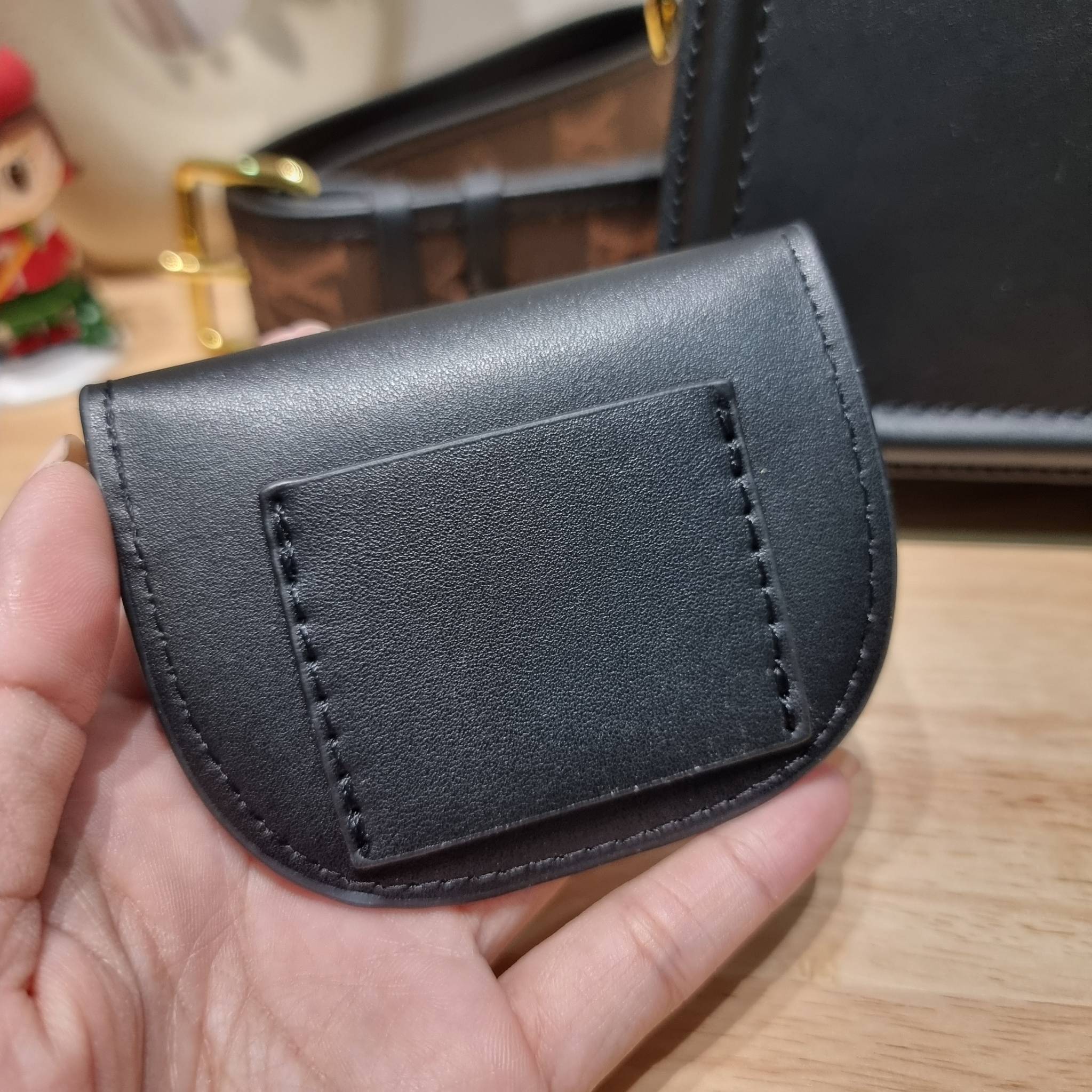 LV officier crossbody bag / LV Officier Pouch With Strap กระเป๋าสะพายเรียบหรู ดีไซน์เรียบง่าย ใช้งานสะดวก พร้อมใบลูกน่ารัก และสายสะพายเส้นใหญ่ ทนทาน แน่นหนา วัสดุหนังเรียบสวย