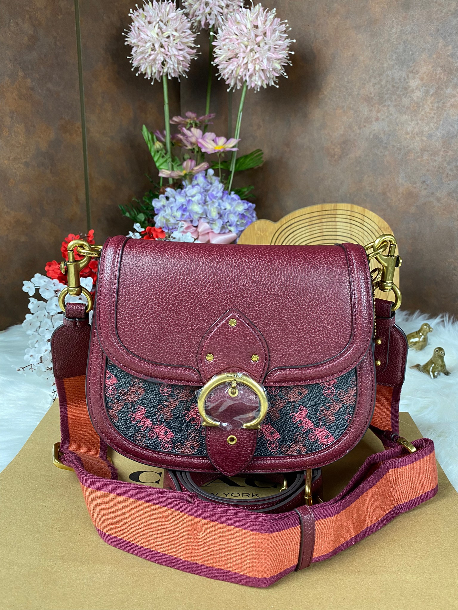 OUTLET 】COACH BEAT SADDLE BAG 10 แบบพร้อมส่ง จุกๆ เลยค่า The best item! ที่สาวๆรอคอย! ฮอตไฟลุก! สีหายาก ละมุนคุณหนู คอลเลคชั่นใหม่ ดีไซน์หรูหรา พิเศษมากๆมาพร้อมสายสะพาย 2 เส้น ใช้คู่กันหรือแยกสะพายก็สวยครบสูตร กระเป๋าสะพายทรง saddle คลาสสิค วัสดุหนัง glov