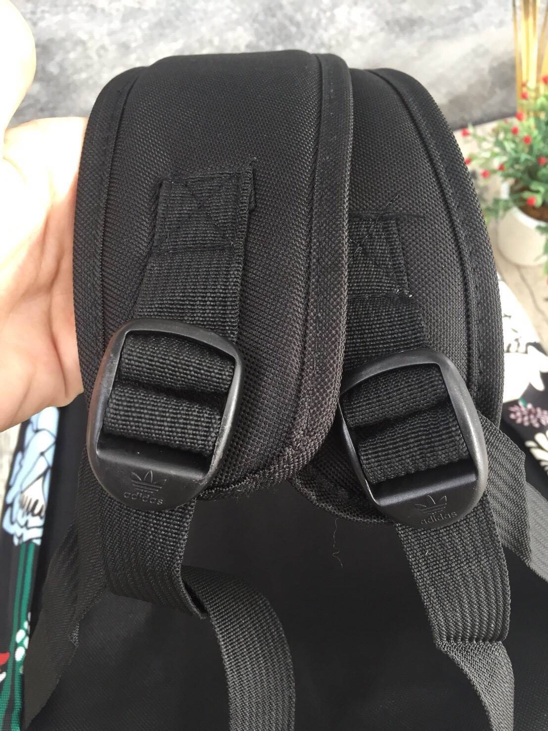 ADIDAS WOMEN ORIGINALS CROCHITA CLASSIC BACKPACK กระเป๋าเป้ แบบใหม่ล่าสุด พิมพ์ลายคลาสสิค ใช้เป็นกระเป๋านักเรียน หรือเป้กีฬาได้ ช่องใส่ของใหญ่แยกช่องสำหรับใส่หนังสือ และมีช่องหน้าใส่ของจุกจิก รูปแบบสวยทันสมัย ใช้ได้ทั้งชาย-หญิง วัสดุคุณภาพดี กันน้ำได้