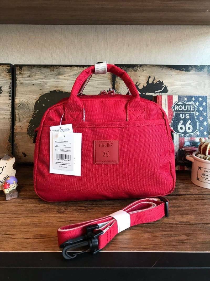 Anello 2Way mini boston Bag คอลเลคชั่นสีทูโทนสดใสต้อนรับลมร้อน กับกระเป๋าถือหรือสะพายข้าง วัสดุผ้าแคนวาสตัดสีทูโทน ที่หูจับมีตัวล้อคสาย มีฐานกว้างตั้งอยู่ทรง เหมาะกับการใช้งานที่สะดวกสบาย มีช่องใช้งานทั้งภายในและภายนอก ใส่ได้ทั้งกระเป๋าสตางค์ทรงยาว มินิไอ