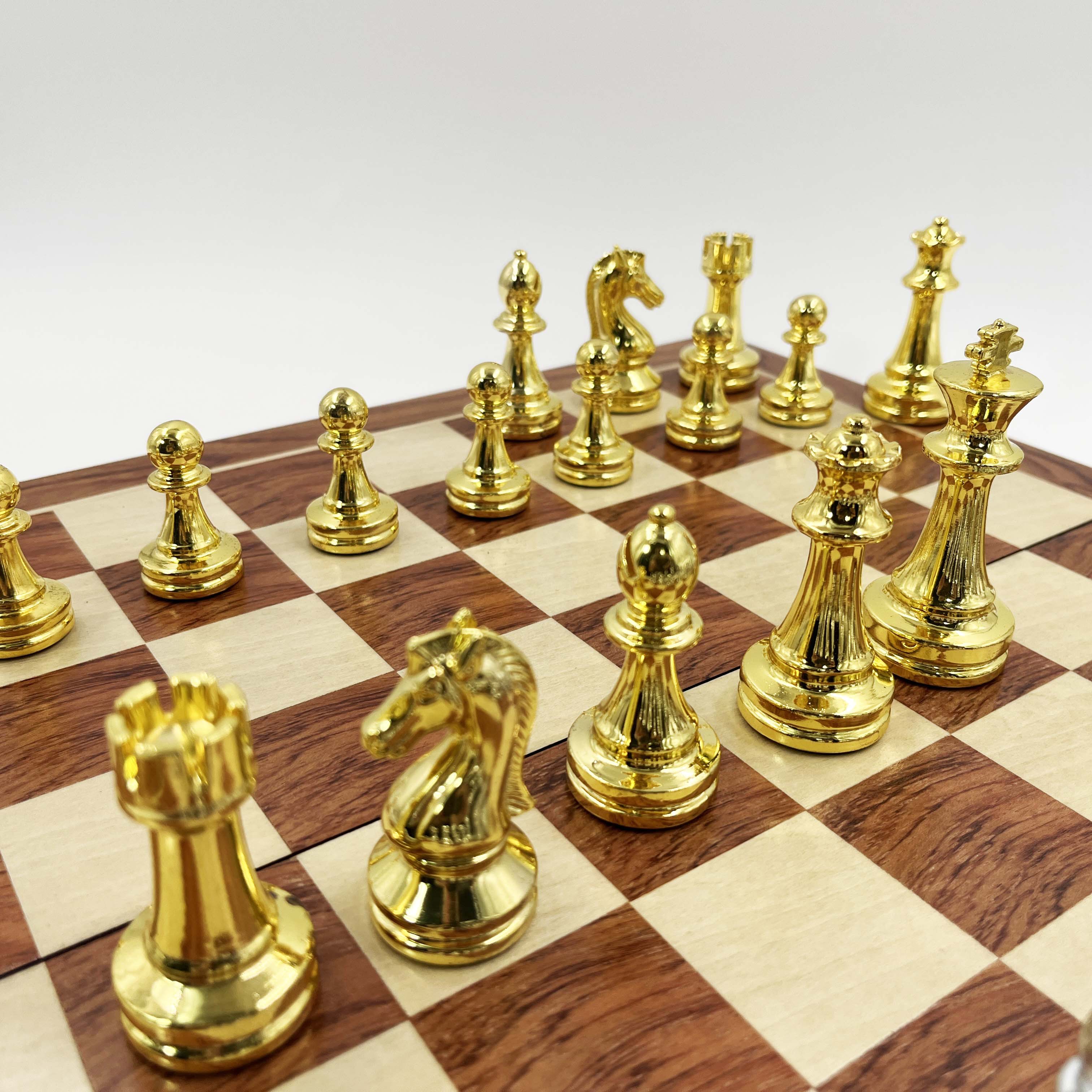 ชุดหมากรุกสากลไฮเอนตัวเหล็กสีทองและเงินขนาดกระดาน39x39 cm.
