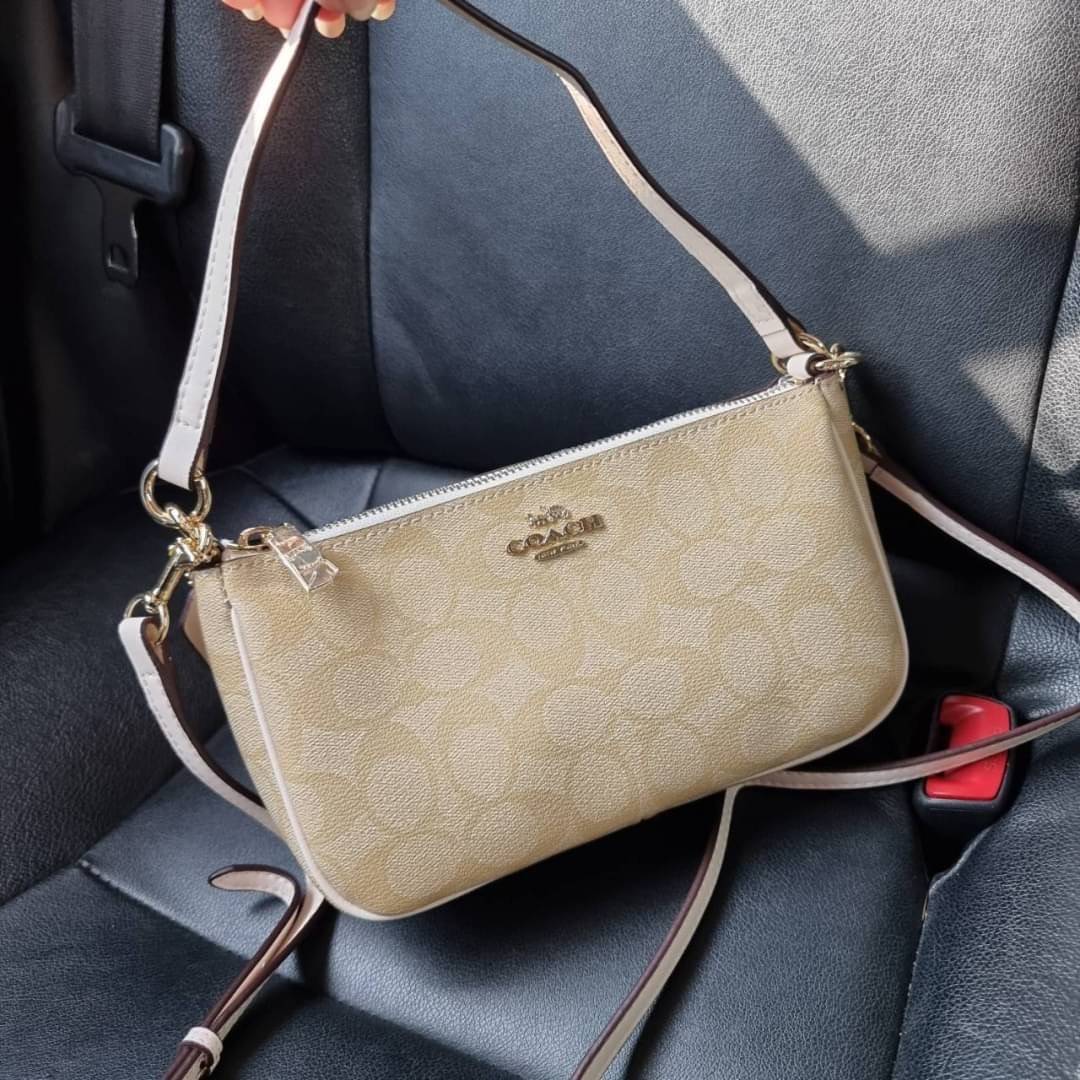 COACH F58321 TOP HANDLE POUCH อีกรุ่นฆ่าไม่ตาย!! 😎 ขายดีขายหมด ขายรวยขายปังๆ!! กระเป๋าพอชจากโค้ช ทรงใช้งานง่าย สะดวก กะทัดรัด วัสดุหนังแคนวาสเคลือบคุณภาพดี มาพร้อมสายคล้องในตัว และสายสะพาย crossbody ปรับเปลี่ยนได้ตามสไตล์ อีกหนึ่งไอเท็มที่สาวๆต้อง