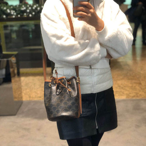 CELINE SMALL DRAWSTRING BAG IN TRIOMPHE ในรุ่นนี้ได้รับคำชื่นชมจากแฟชั่นกูรูทั้งหลาย เนื่องจากมีรูปทรงที่สุดแสนจะเรียบง่าย มีช่องใส่ของที่กว้าง ตัวกระเป๋าเป็นแบบหูรูด ช่วยให้เปิด-ปิดง่าย สะดวกต่อการใช้งาน สายสะพายปรับความยาวได้ตามความเหมาะสม โลโก้บนรอบตัว