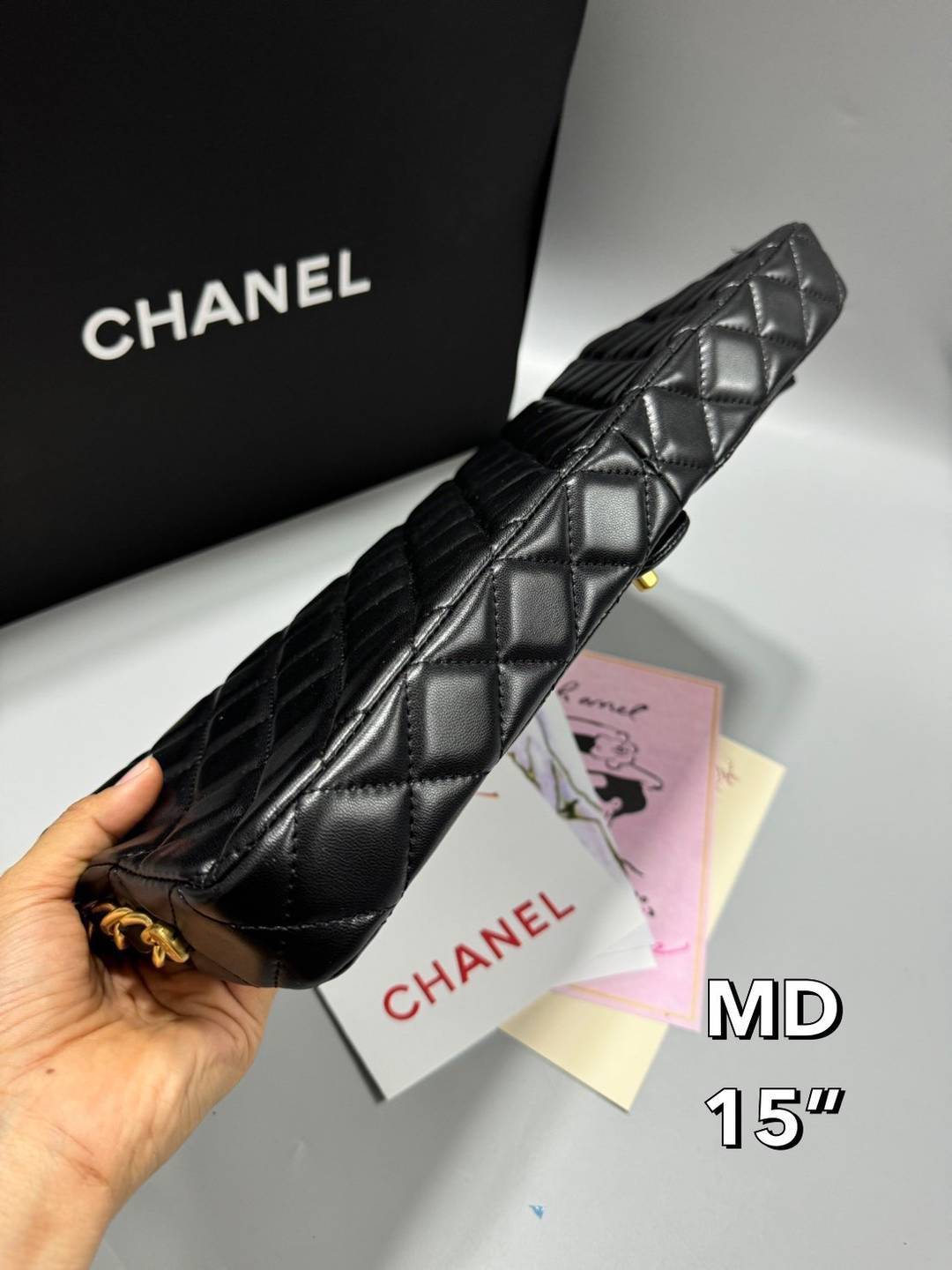CHANEL Clutch Flap Bag กระเป๋าสะพายทรงคลาสสิค ไซส์ยาวพิเศษ หนังเรียบเงาผิวสัมผัสนุ่มลื่นมาก สวยหรูดูแพง ถือเป็นคลัชหรือสะพายไหล่ได้เก๋ๆ ใช้ยังไงก็ดูหรู ด้วยดีไซน์เฉพาะตัว ใบจริงสวยคมมาก