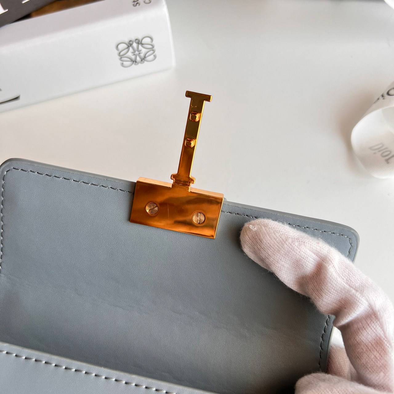 หนังแท้ DIOR Micro 30 Montaigne Bag พร้อมส่งที่ไทย เกรดเทพออริจินอลหนังแท้ สวยมากค่ะ ภาพสินค้าถ่ายจากงานขายจริง ใช้งานต่างประเทศได้ สายสะพายหนังยาวถอดได้ปรับระดับได้ จะสะพายไหล่หรือ CROSSBODY ก็ดูดีลุ๊คนี้คุณหนูมากค่ะ ไอเท็มนี้แนะนำไม่มีเอ้าท์ค่ะ ภาพถ่ายส