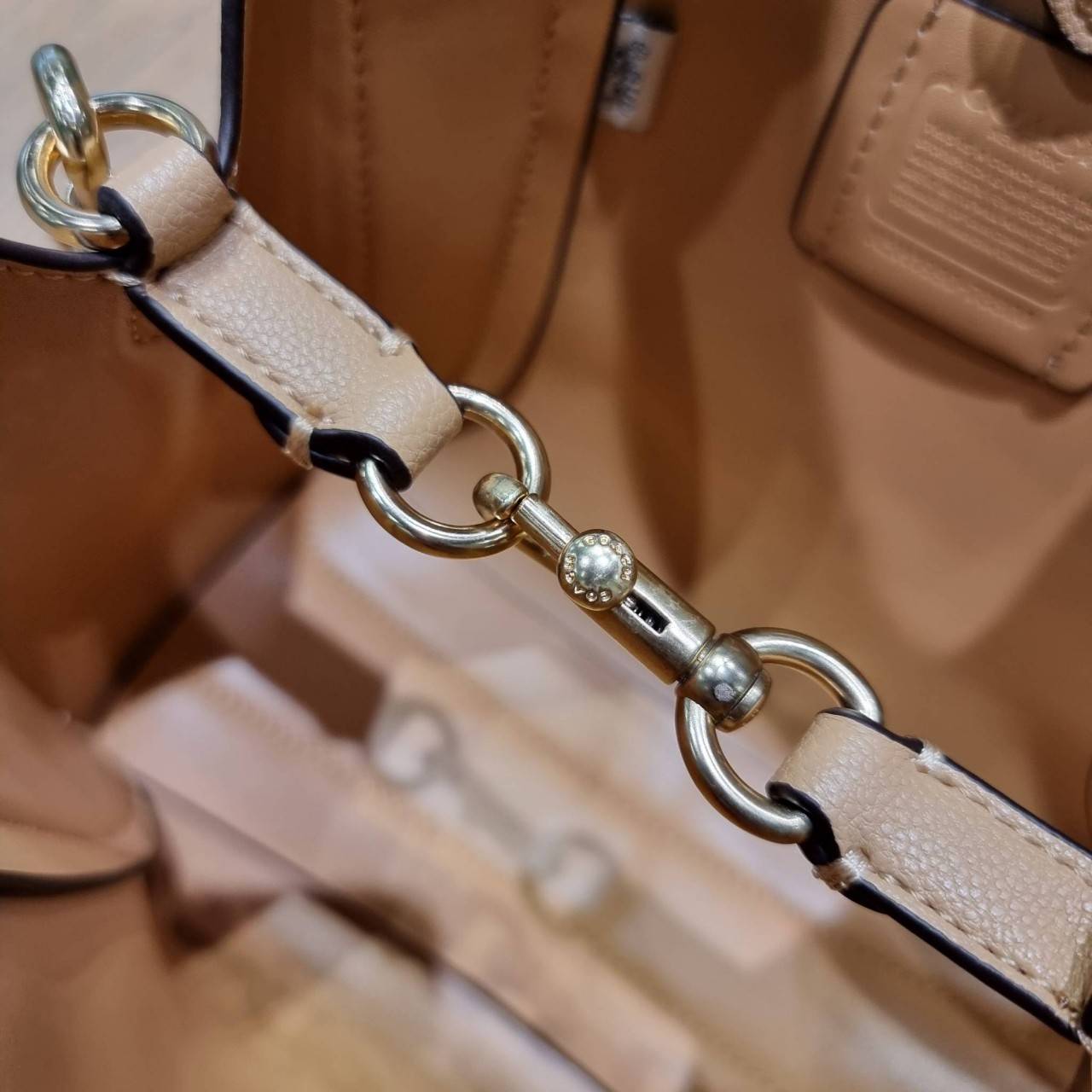 COACH 78800 HADLEY HOBO 21 ไอเท็มยอดนิยม คลาสสิคในทุกโอกาส กระเป๋าทรงโฮโบ ทรงสวยใช้งานได้ทุกลุค แมชท์ง่ายกับทุกสไตล์ วัสดุหนัง pepble เปิด-ปิดด้วยกระดุมแม่เหล็ก มีตะขอล็อคที่ปากกระเป๋าเพื่อปรับทรงใช้งานได้ ภายในโล่งกว้าง ใส่ได้ทุกอย่าง!! มีสายสะพายให้ หรื