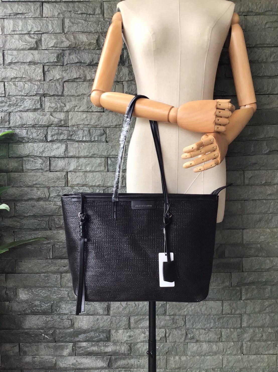 Charles & Keith Black Textured Tote Bag ฮอตฮิตตลอดกาลสำหรับรุ่นนี้ รุ่นยอดนิยม!! มากี่รอบกี่รอบก็ขายดี ใครไม่มีรุ่นนี้ติดตู้ไว้ถือว่าเชยมาก(!!) กระเป๋าสะพายทรง Shopping bag ใบใหญ่จุของได้ใจ น้ำหนักเบา โดดเด่นด้วย Textured วัสดุสานรอบใบ ตัดขอบหนัง สวยอยู่ท