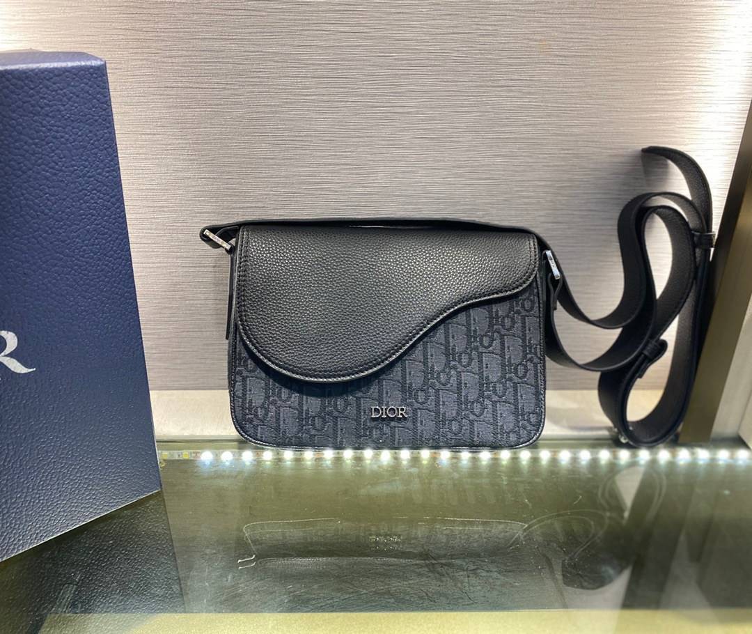 หนังแท้ DIOR MINI SADDLE MESSENGER BAG Beige and Black Dior Oblique Jacquard and Black Grained Calfskin พร้อมส่งที่ไทย งานหนังแท้และผ้าแจ็คการ์ดออริจินอล ภาพสินค้าถ่ายจากงานขายจริง ใช้งานต่างประเทศได้